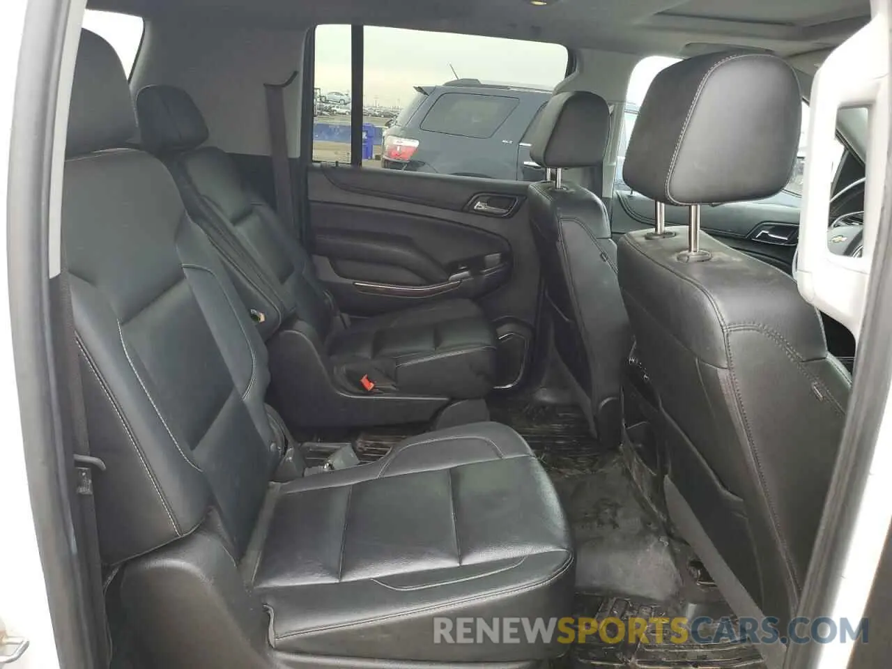 11 Photograph of a damaged car 1GNSKHKCXKR398221 CHEVROLET SUBURBAN 2019