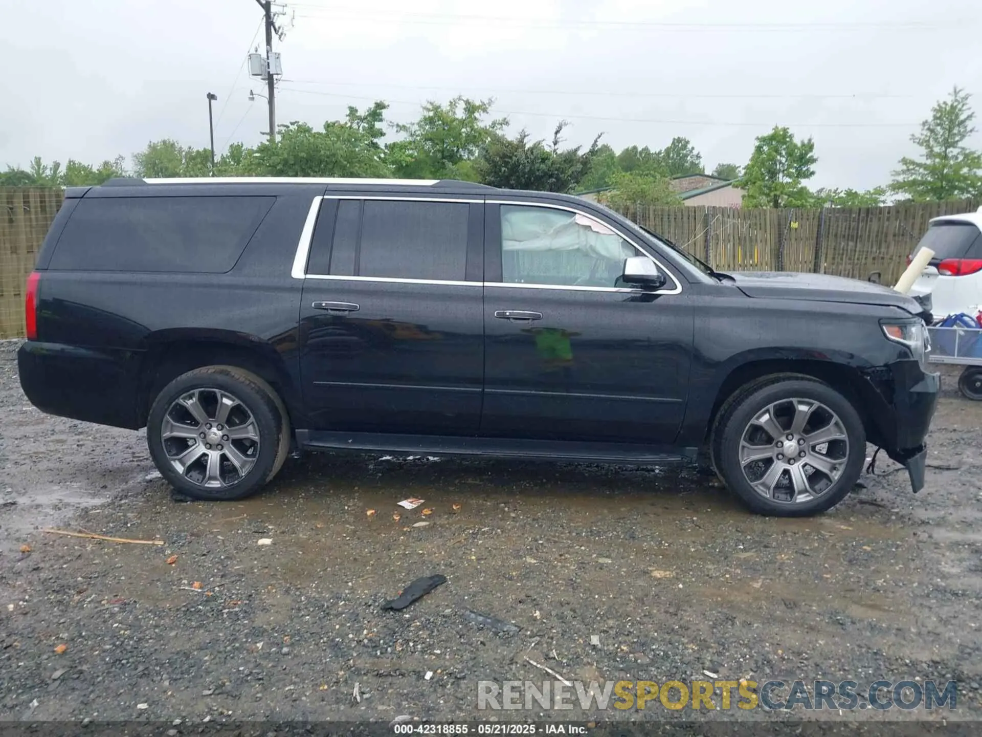 13 Photograph of a damaged car 1GNSKJKC1KR147532 CHEVROLET SUBURBAN 2019