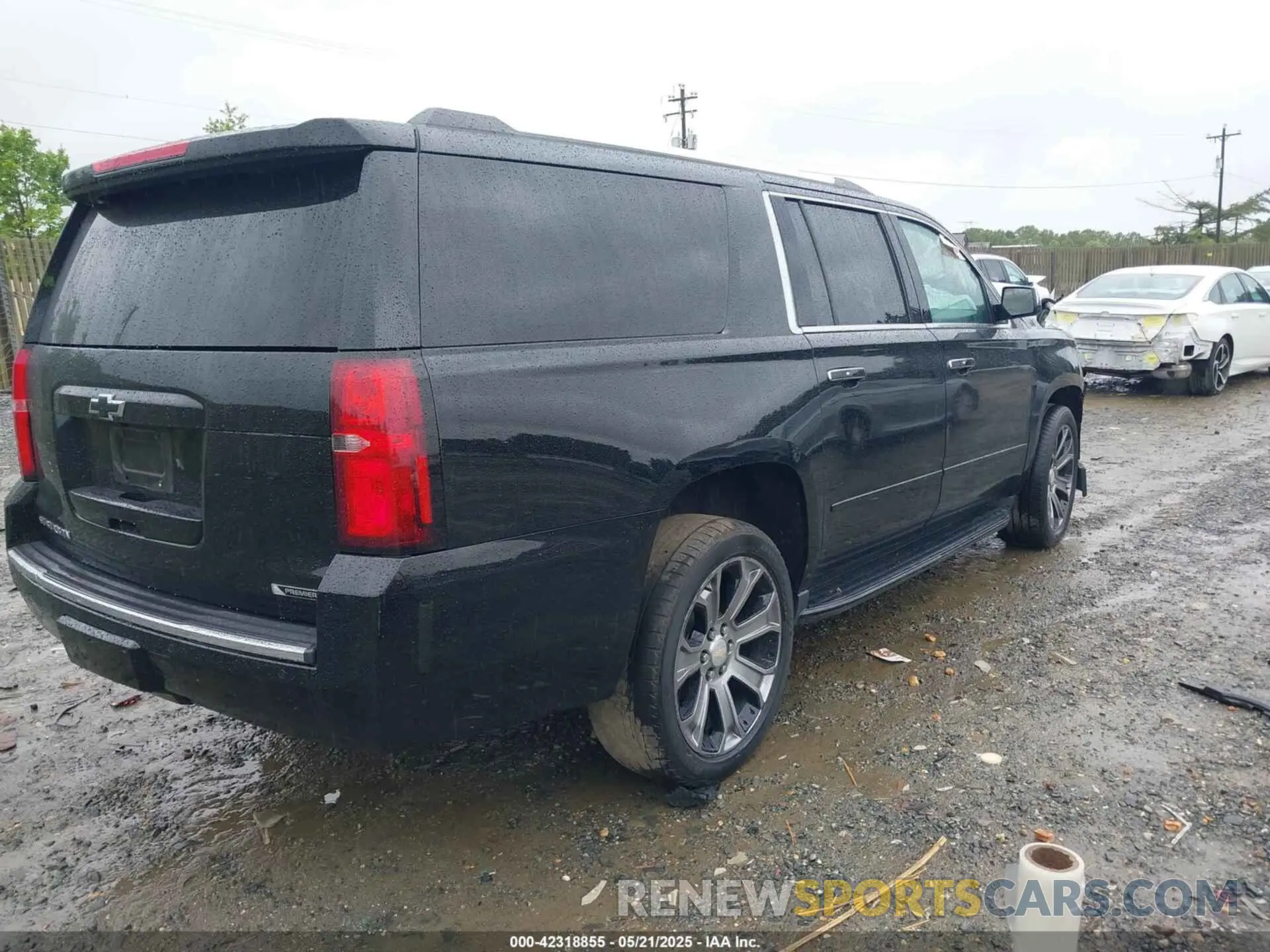 4 Photograph of a damaged car 1GNSKJKC1KR147532 CHEVROLET SUBURBAN 2019