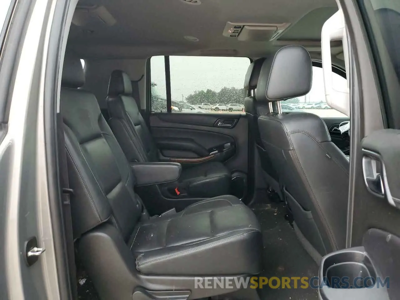 11 Photograph of a damaged car 1GNSKJKC7KR318154 CHEVROLET SUBURBAN 2019