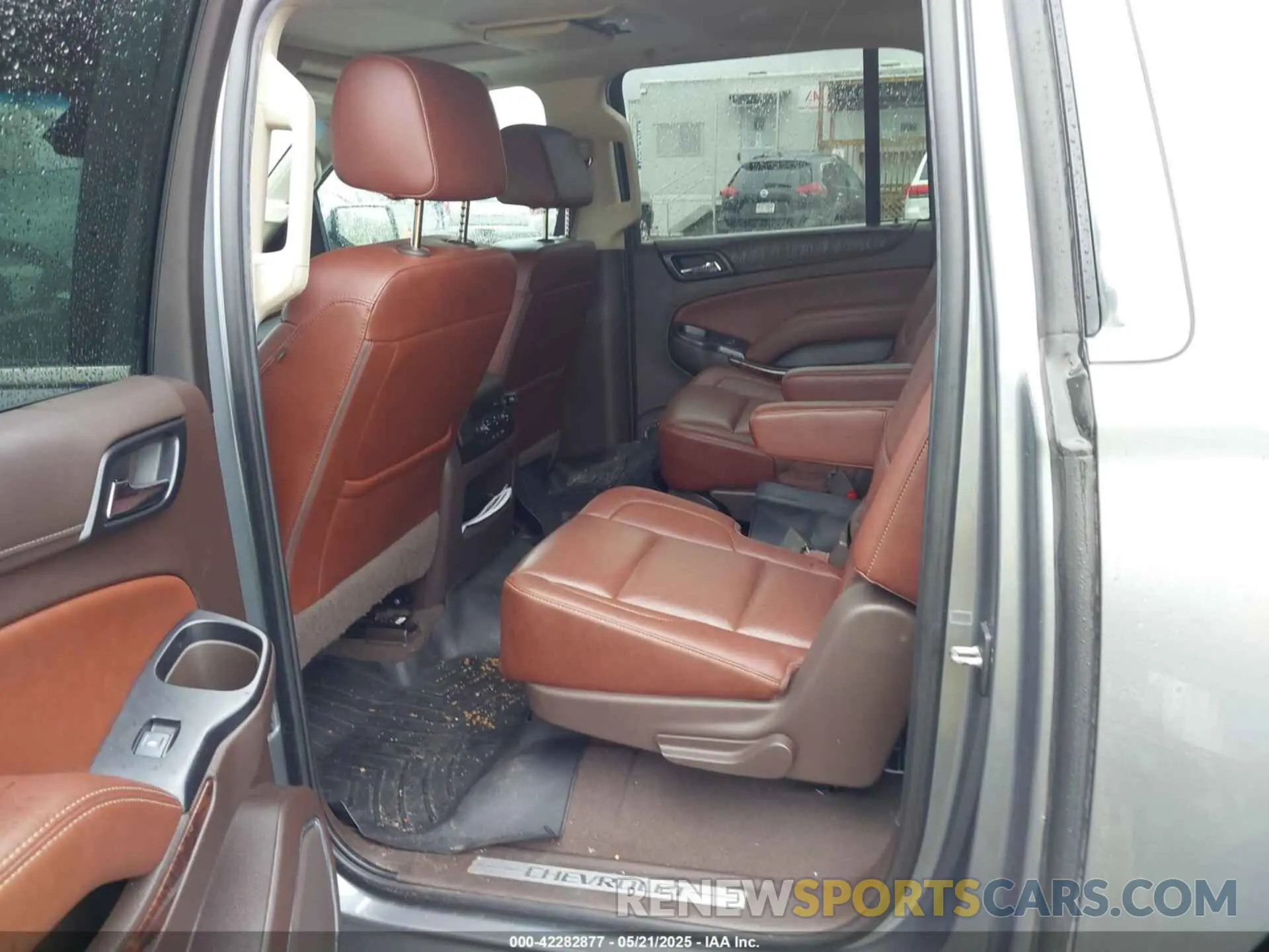 8 Photograph of a damaged car 1GNSKJKC9KR288722 CHEVROLET SUBURBAN 2019
