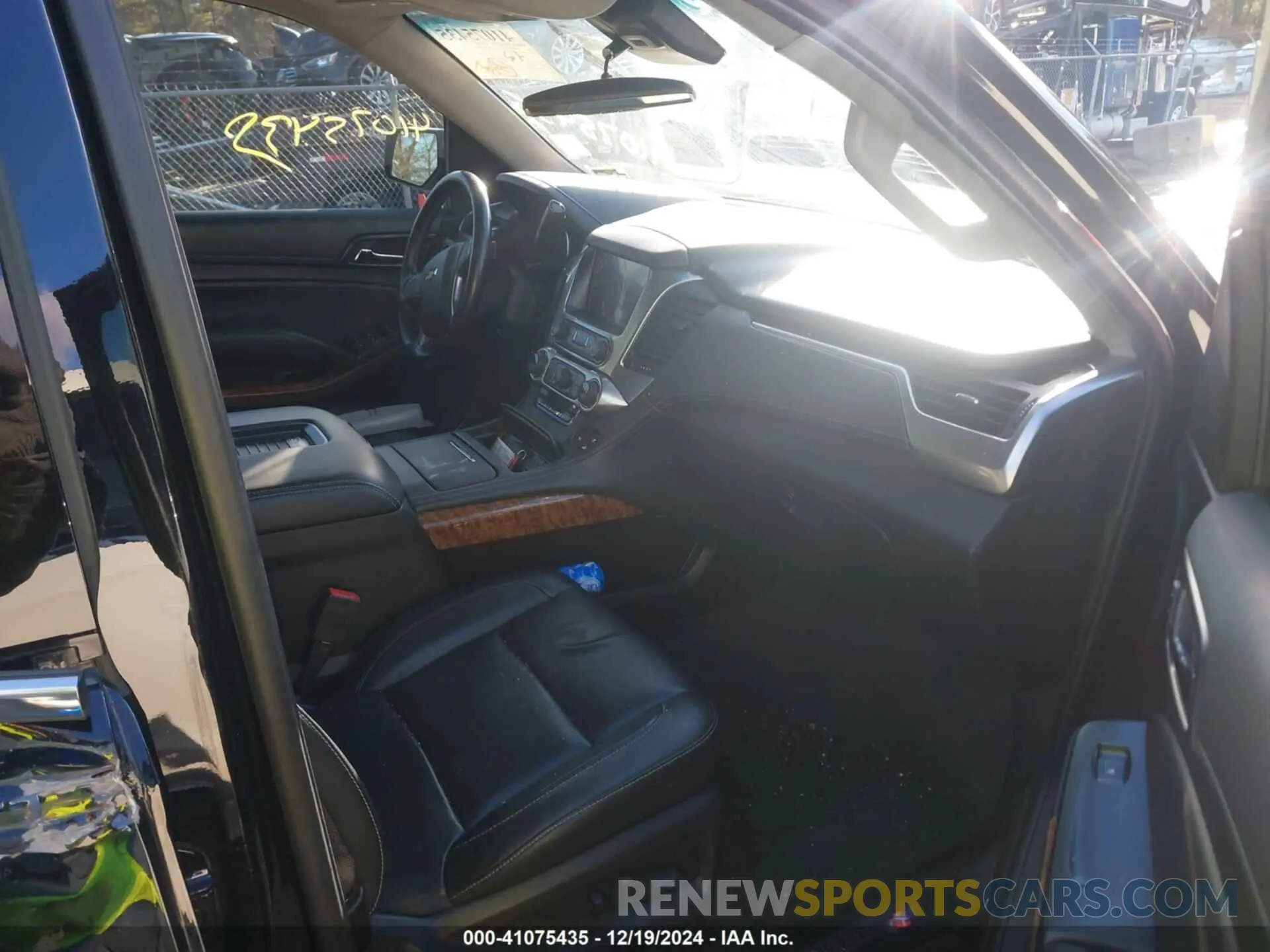 5 Photograph of a damaged car 1GNSKJKCXKR111502 CHEVROLET SUBURBAN 2019