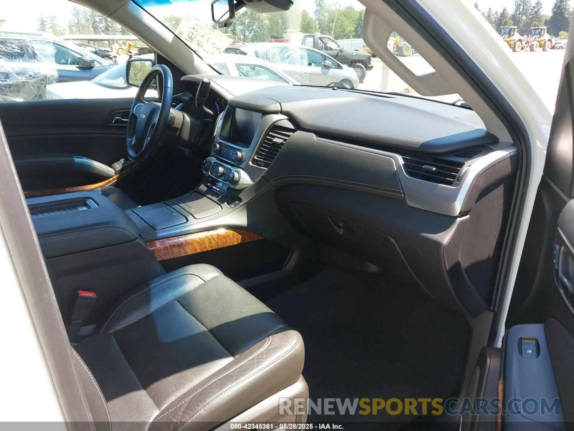 5 Photograph of a damaged car 1GNSKJKJ6KR270855 CHEVROLET SUBURBAN 2019