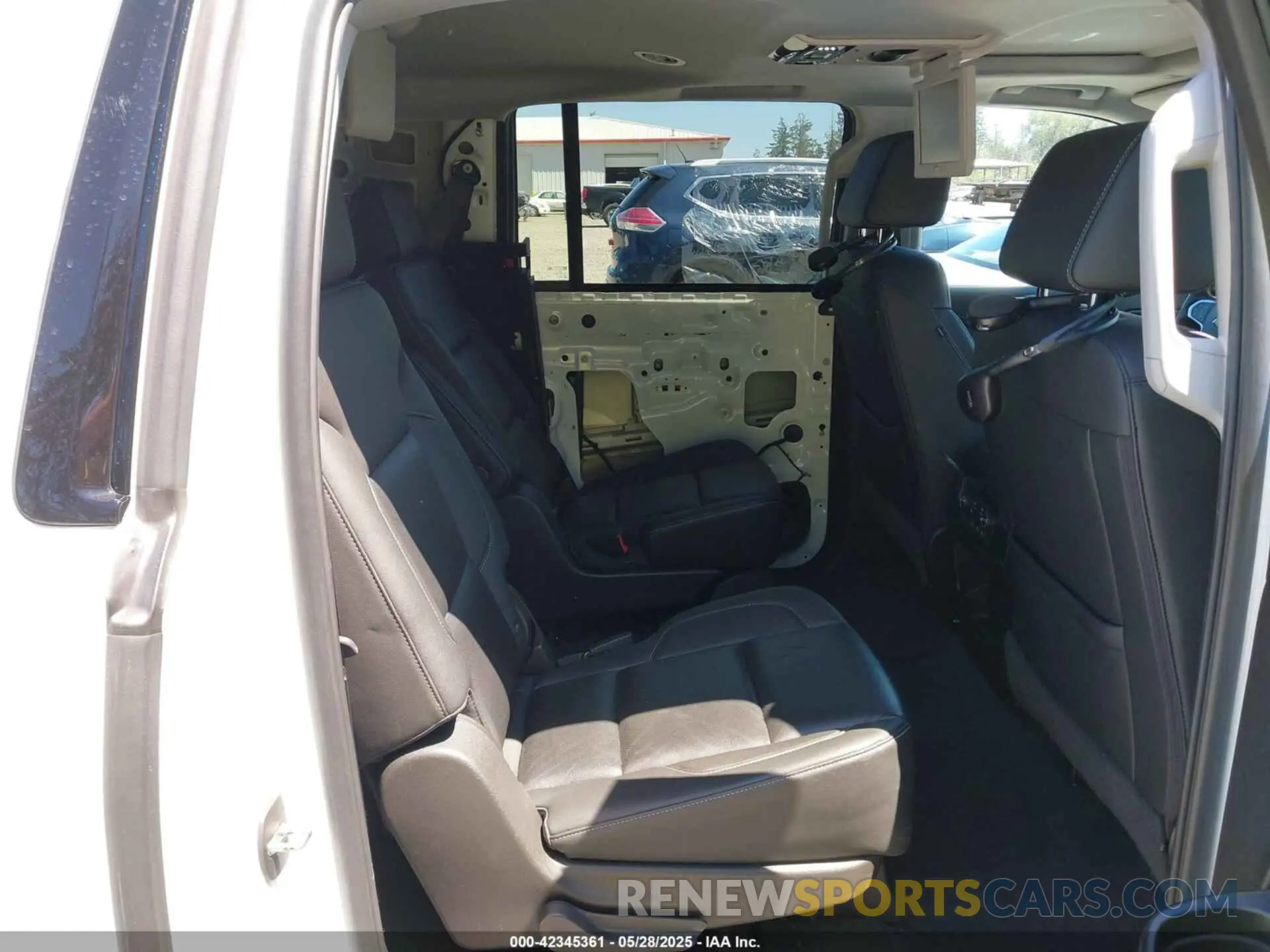 8 Photograph of a damaged car 1GNSKJKJ6KR270855 CHEVROLET SUBURBAN 2019