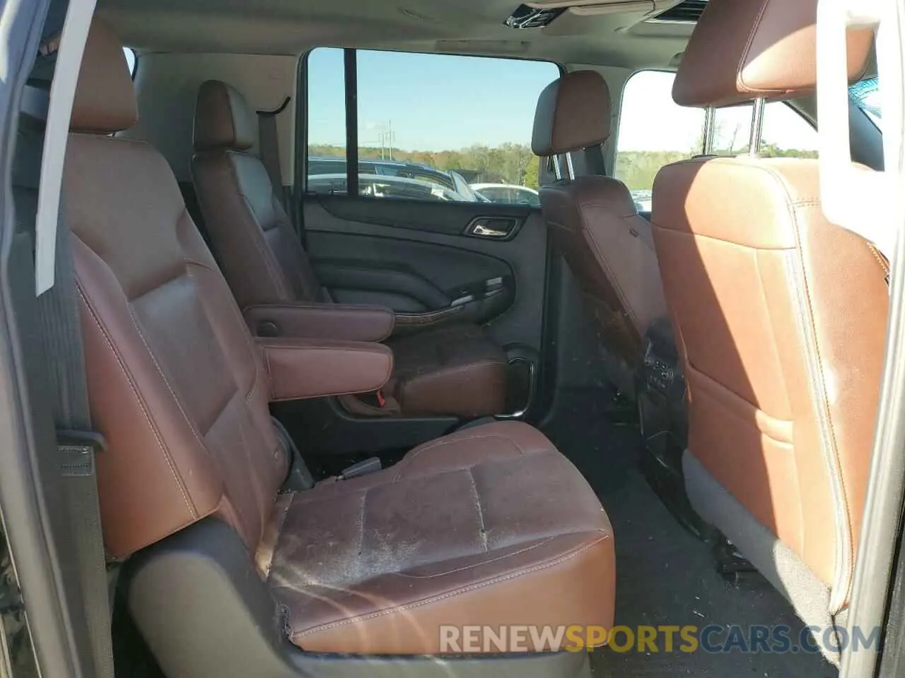 11 Photograph of a damaged car 1GNSKJKJXKR323704 CHEVROLET SUBURBAN 2019