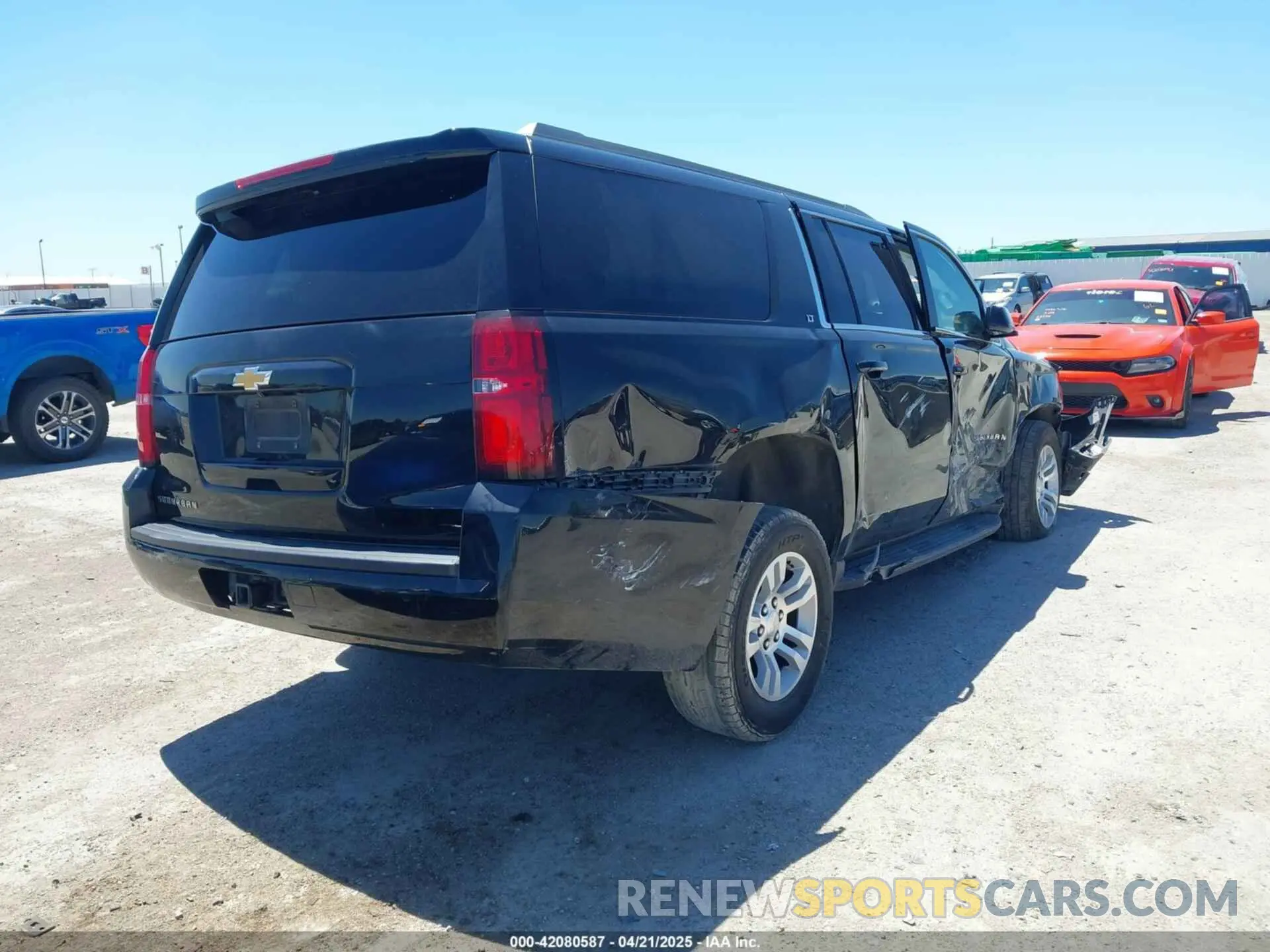 4 Photograph of a damaged car 1GNSCHKC2LR305366 CHEVROLET SUBURBAN 2020