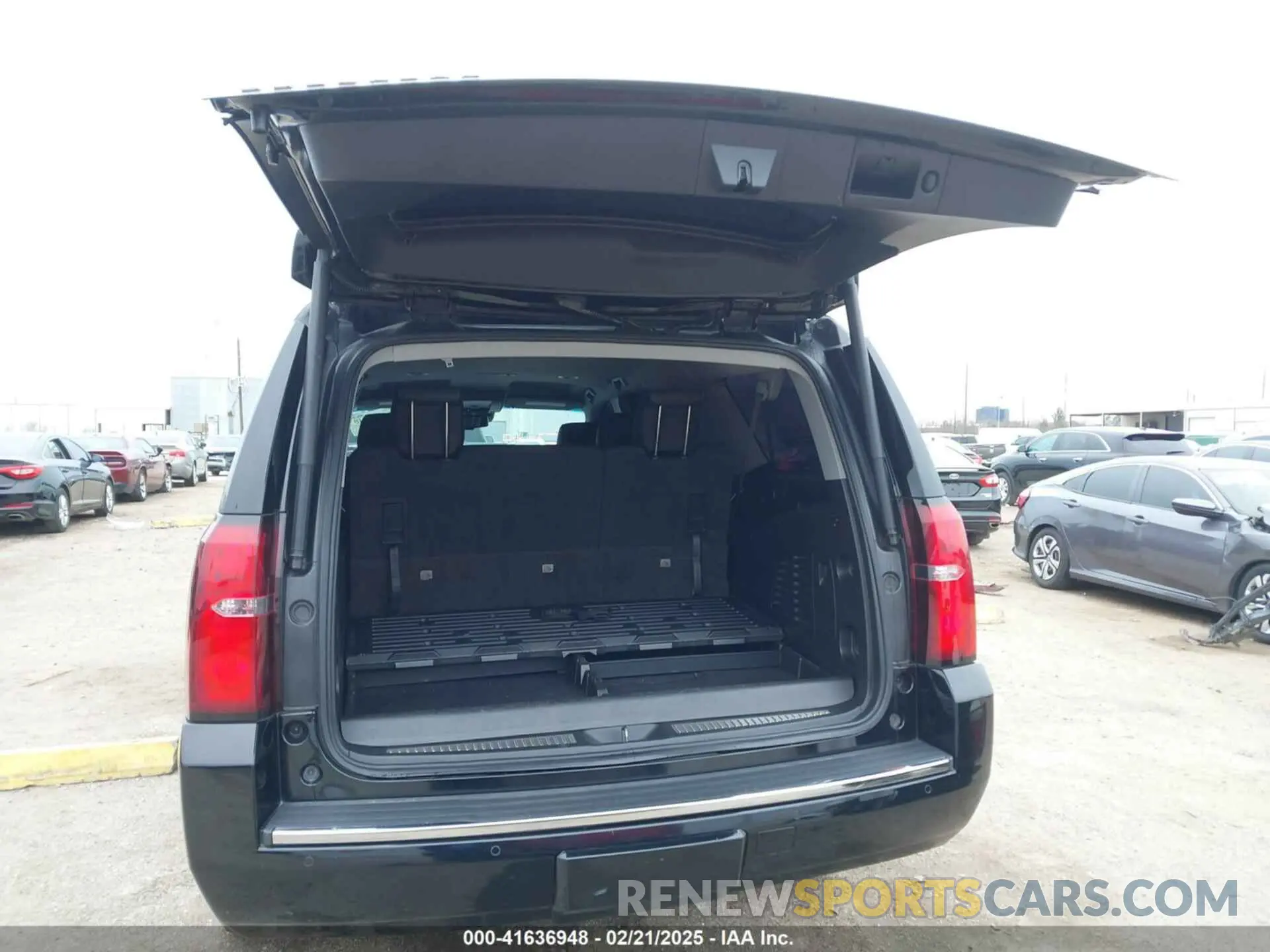 17 Photograph of a damaged car 1GNSCHKC4LR154126 CHEVROLET SUBURBAN 2020