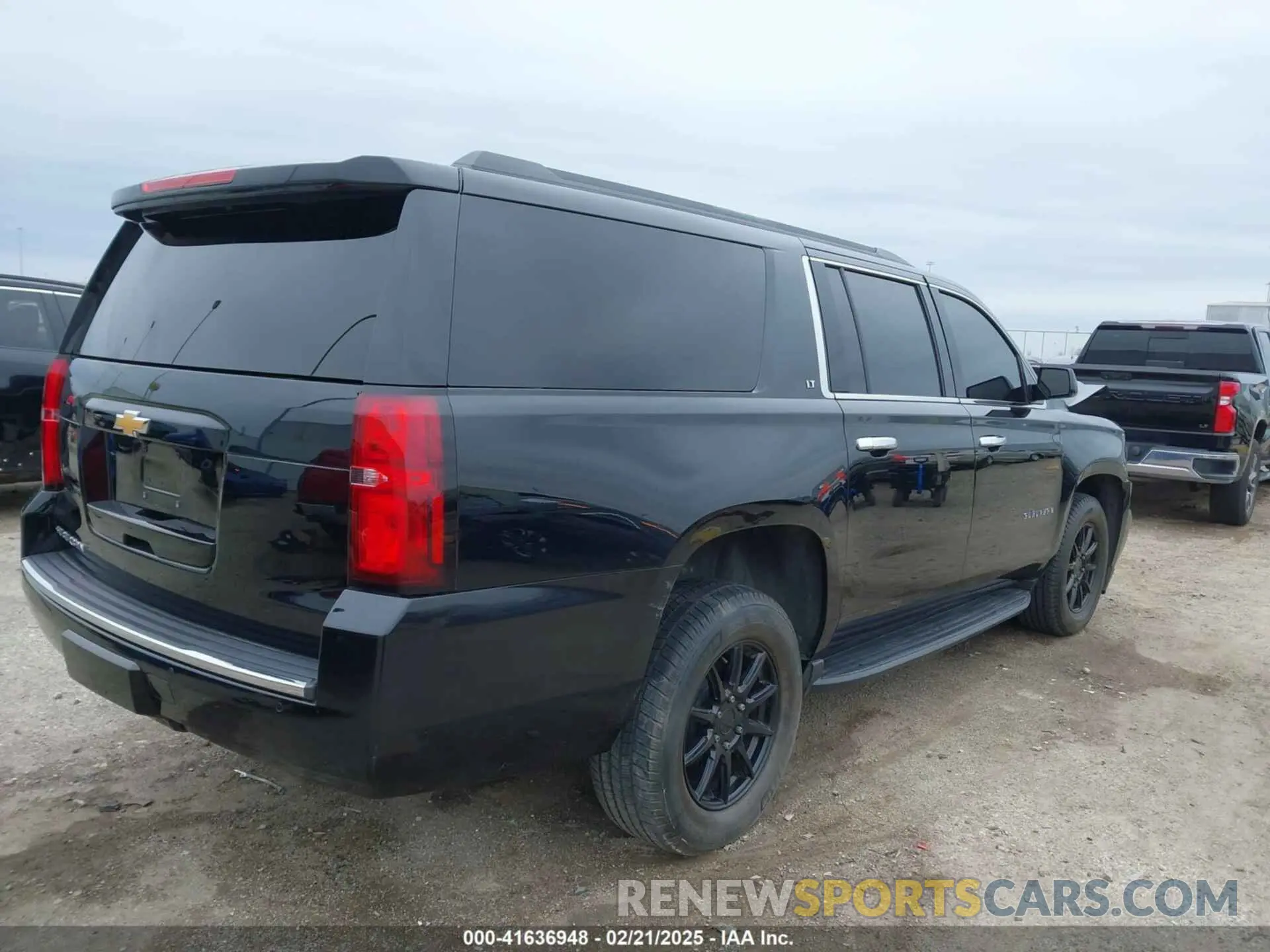 4 Photograph of a damaged car 1GNSCHKC4LR154126 CHEVROLET SUBURBAN 2020