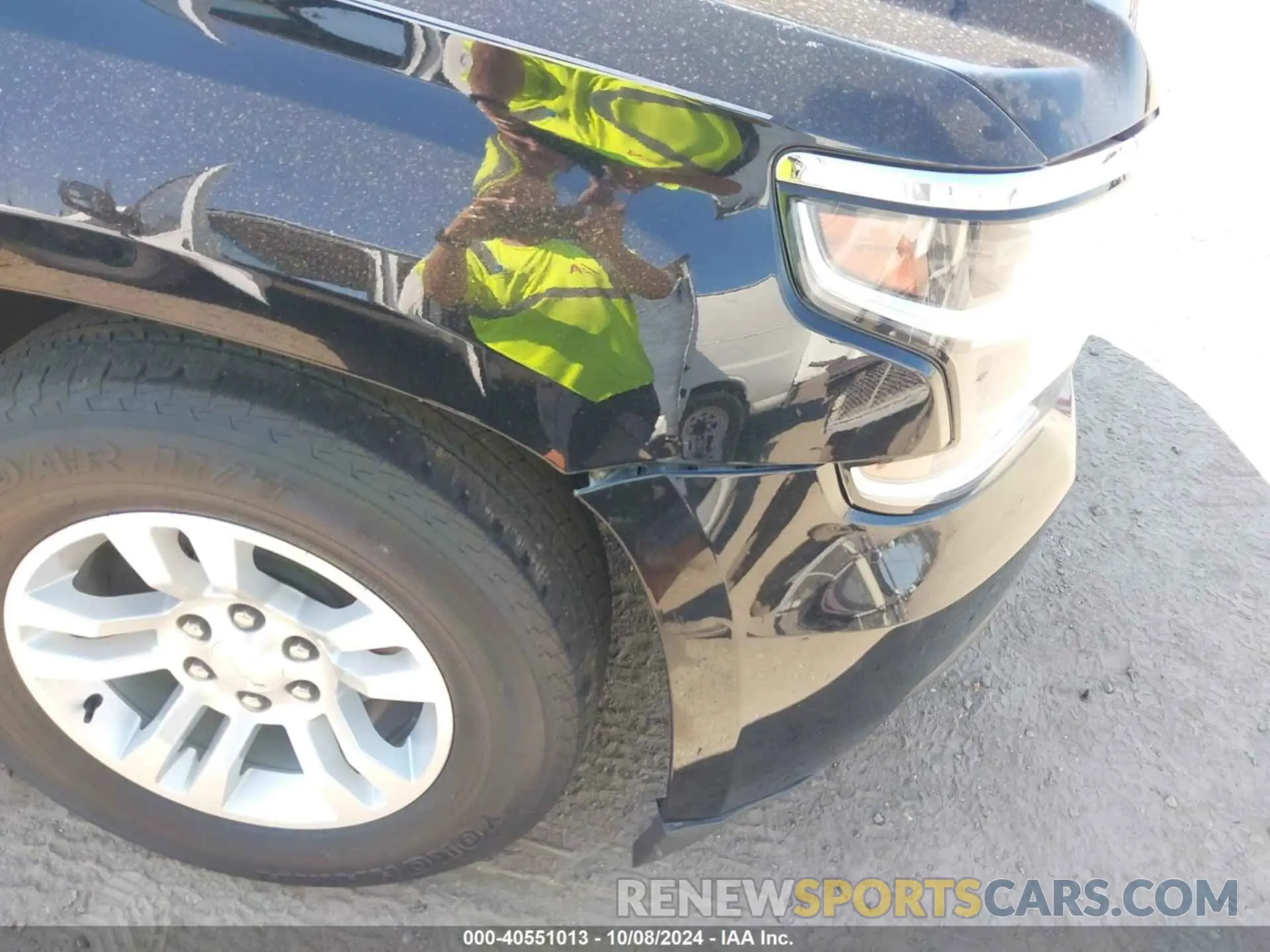 17 Photograph of a damaged car 1GNSCHKC5LR102083 CHEVROLET SUBURBAN 2020