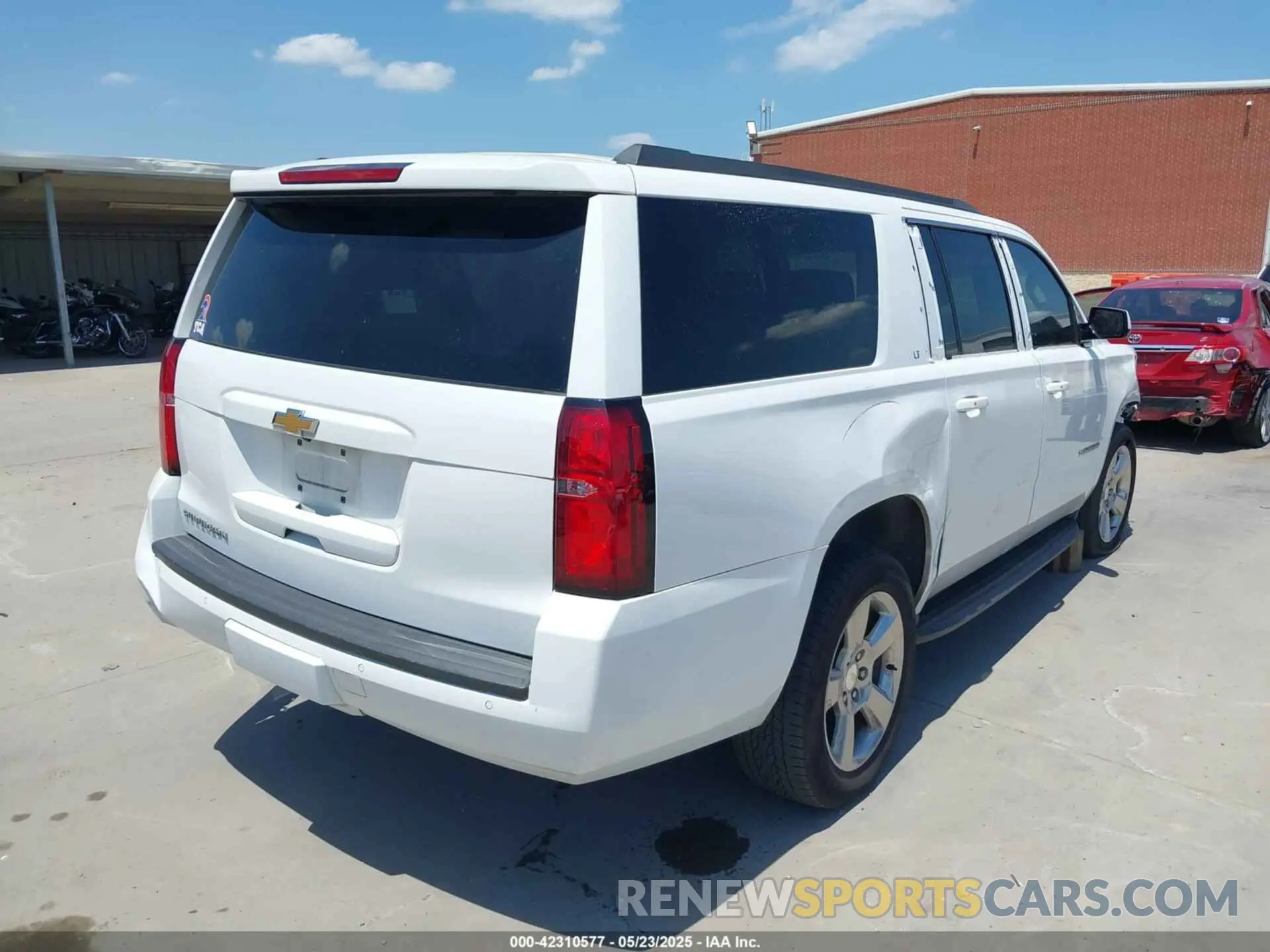 4 Photograph of a damaged car 1GNSCHKC6LR287101 CHEVROLET SUBURBAN 2020