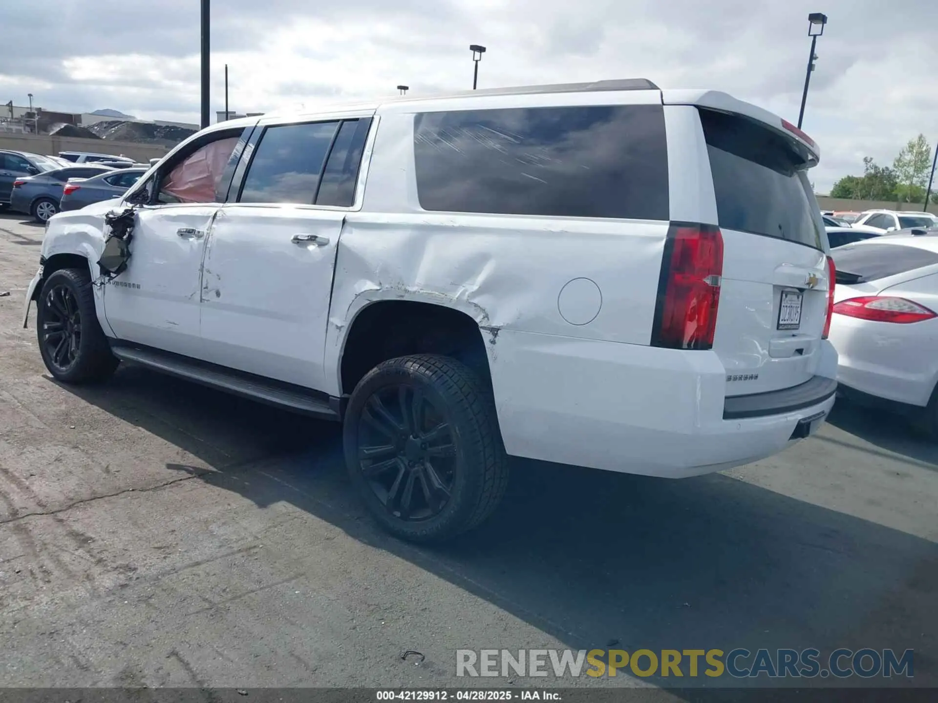 3 Photograph of a damaged car 1GNSCHKC8LR189168 CHEVROLET SUBURBAN 2020