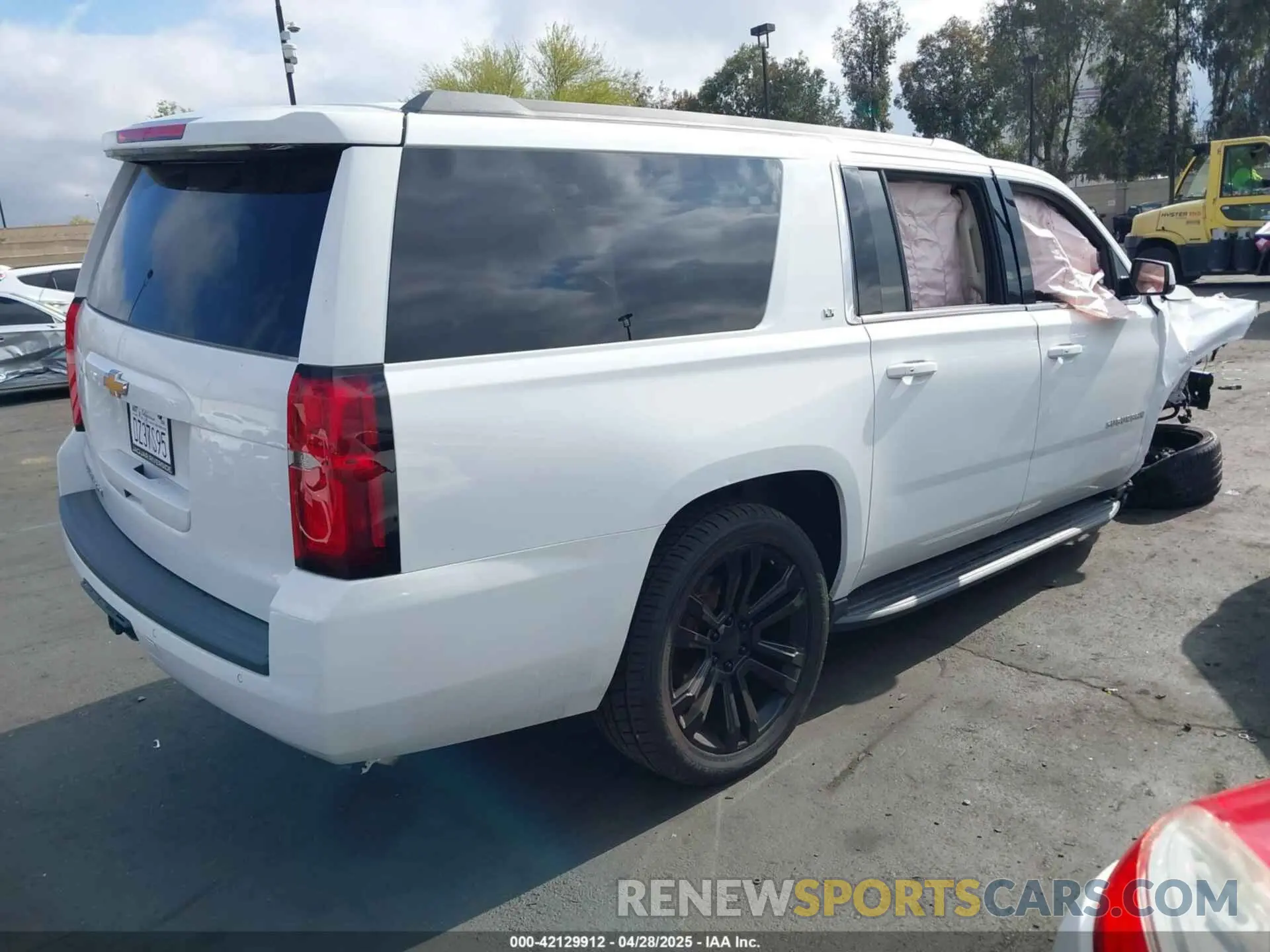 4 Photograph of a damaged car 1GNSCHKC8LR189168 CHEVROLET SUBURBAN 2020