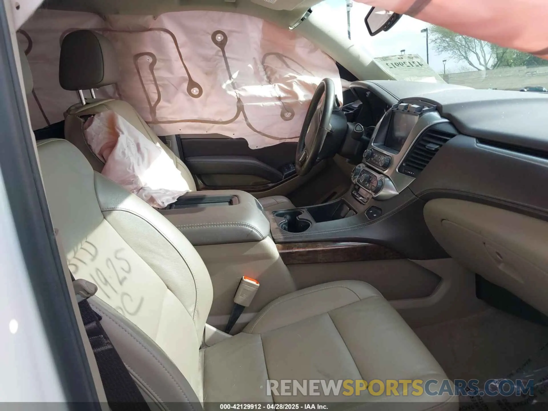 5 Photograph of a damaged car 1GNSCHKC8LR189168 CHEVROLET SUBURBAN 2020