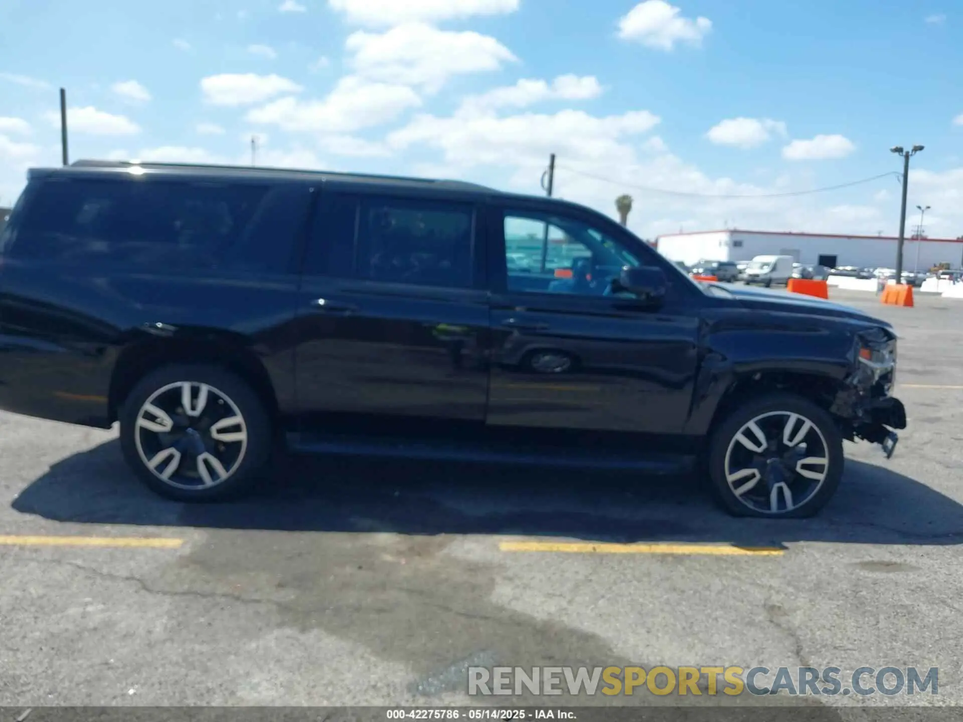 13 Photograph of a damaged car 1GNSCHKC9LR128203 CHEVROLET SUBURBAN 2020