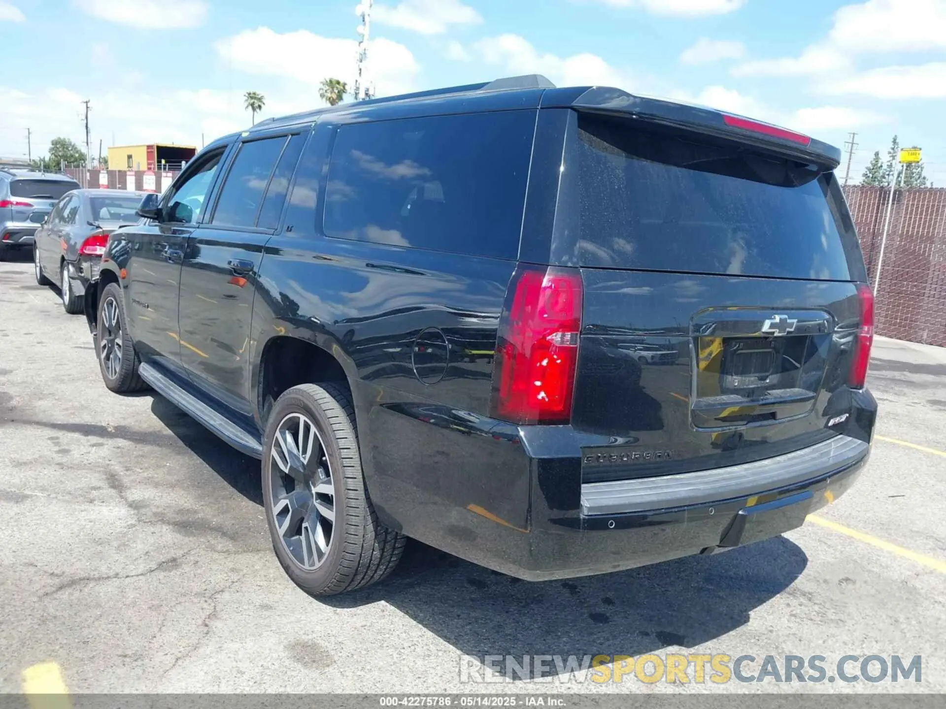 3 Photograph of a damaged car 1GNSCHKC9LR128203 CHEVROLET SUBURBAN 2020