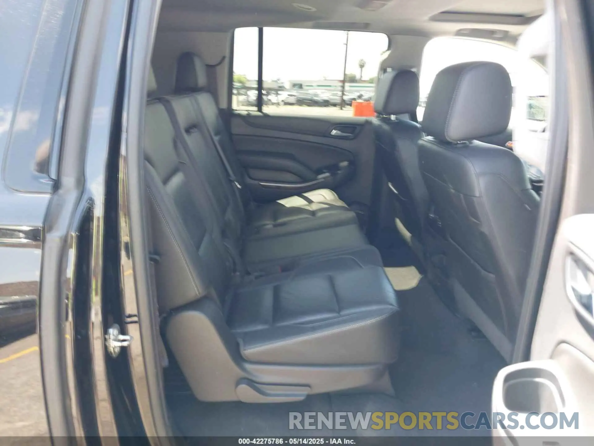 8 Photograph of a damaged car 1GNSCHKC9LR128203 CHEVROLET SUBURBAN 2020