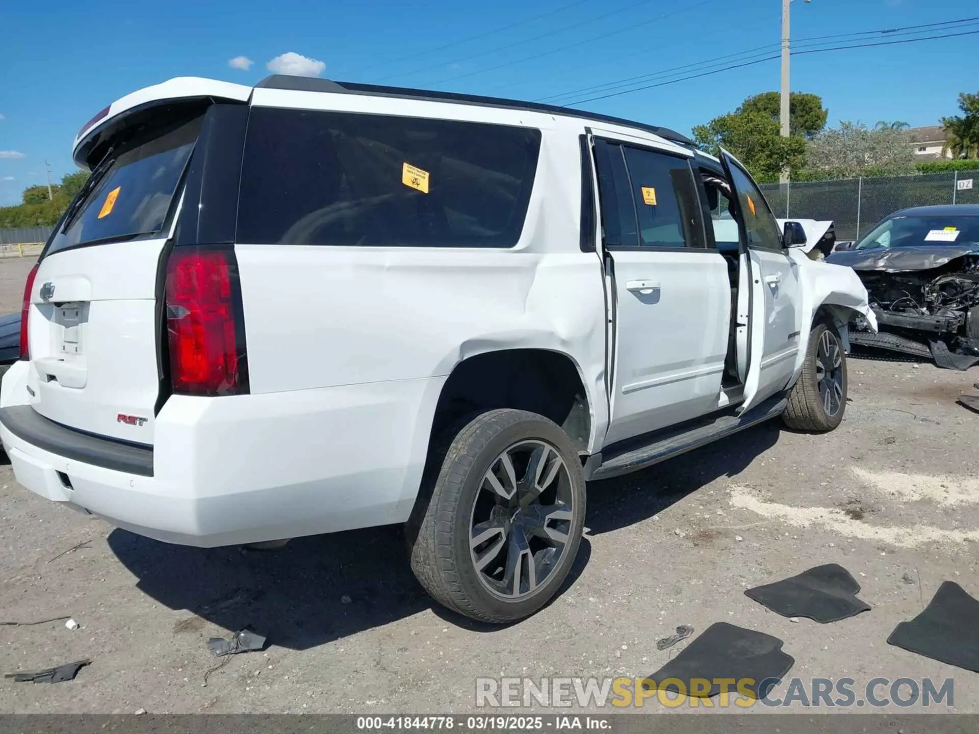 4 Photograph of a damaged car 1GNSCJKJ9LR126831 CHEVROLET SUBURBAN 2020