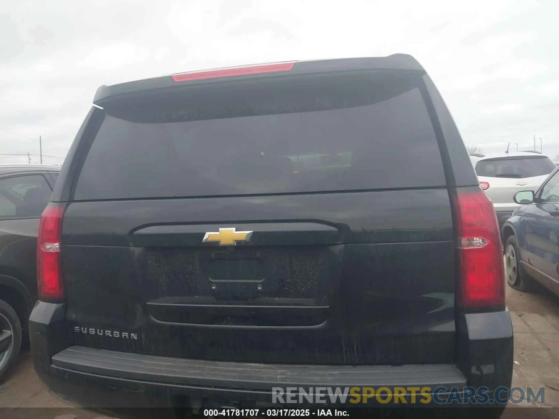 17 Photograph of a damaged car 1GNSKGKC0LR215789 CHEVROLET SUBURBAN 2020