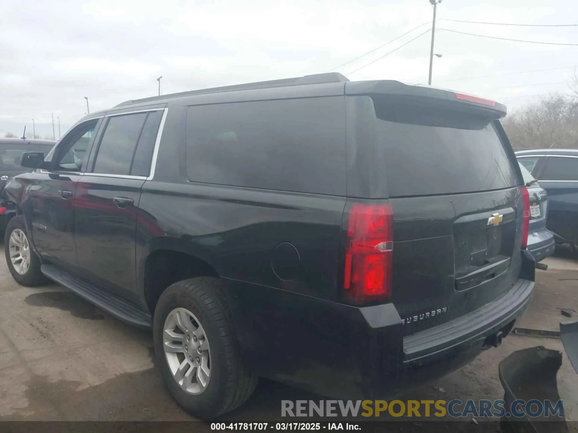 3 Photograph of a damaged car 1GNSKGKC0LR215789 CHEVROLET SUBURBAN 2020