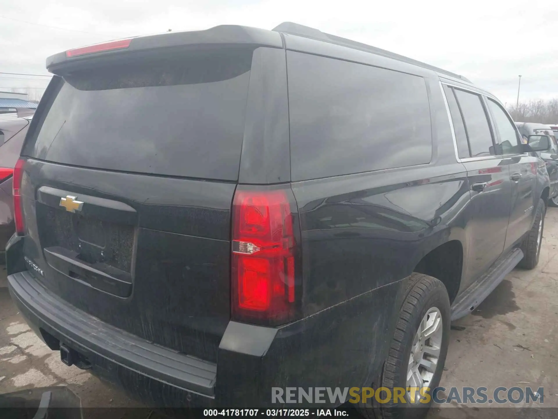 4 Photograph of a damaged car 1GNSKGKC0LR215789 CHEVROLET SUBURBAN 2020