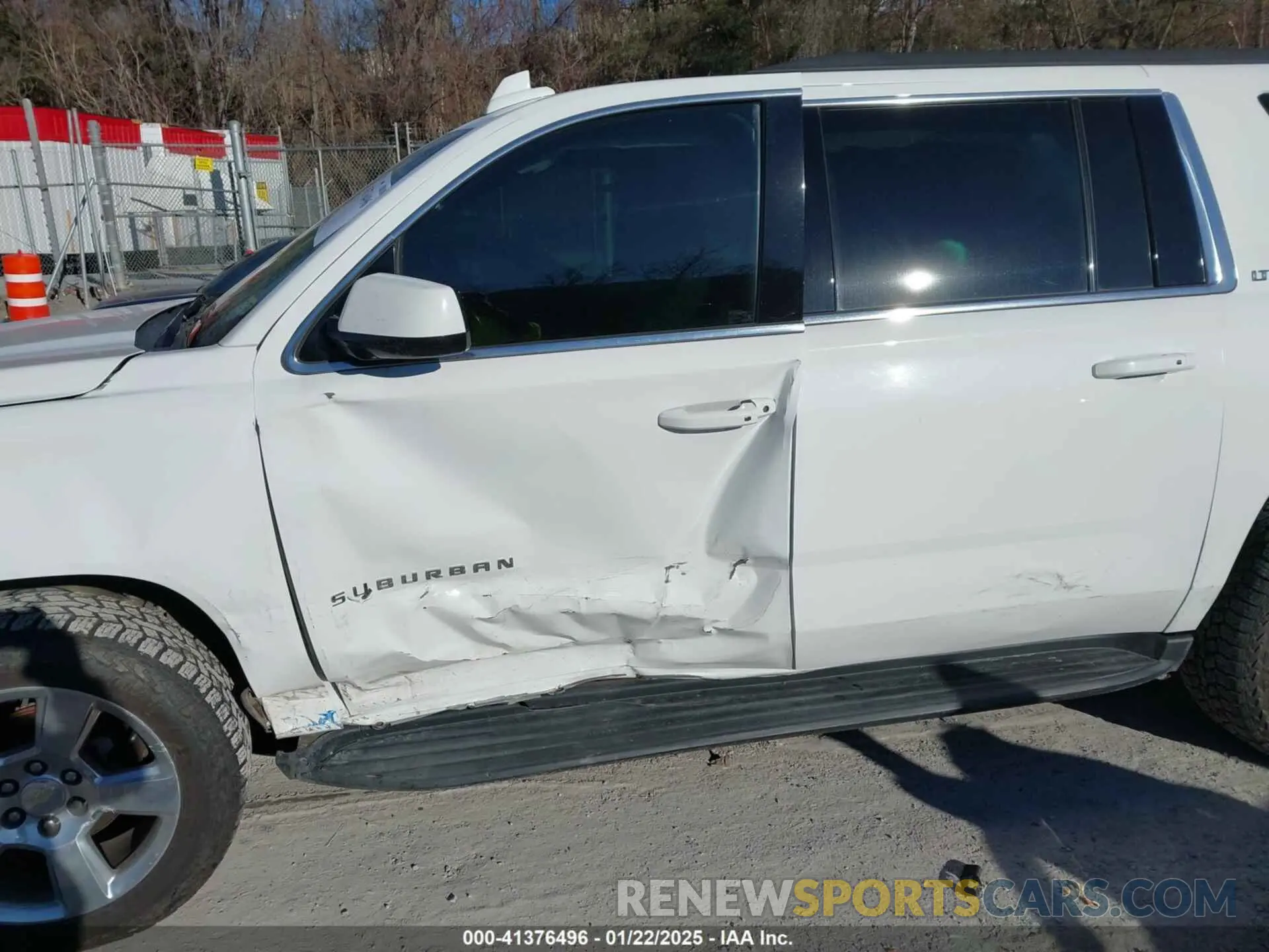 6 Photograph of a damaged car 1GNSKHKC0LR228452 CHEVROLET SUBURBAN 2020