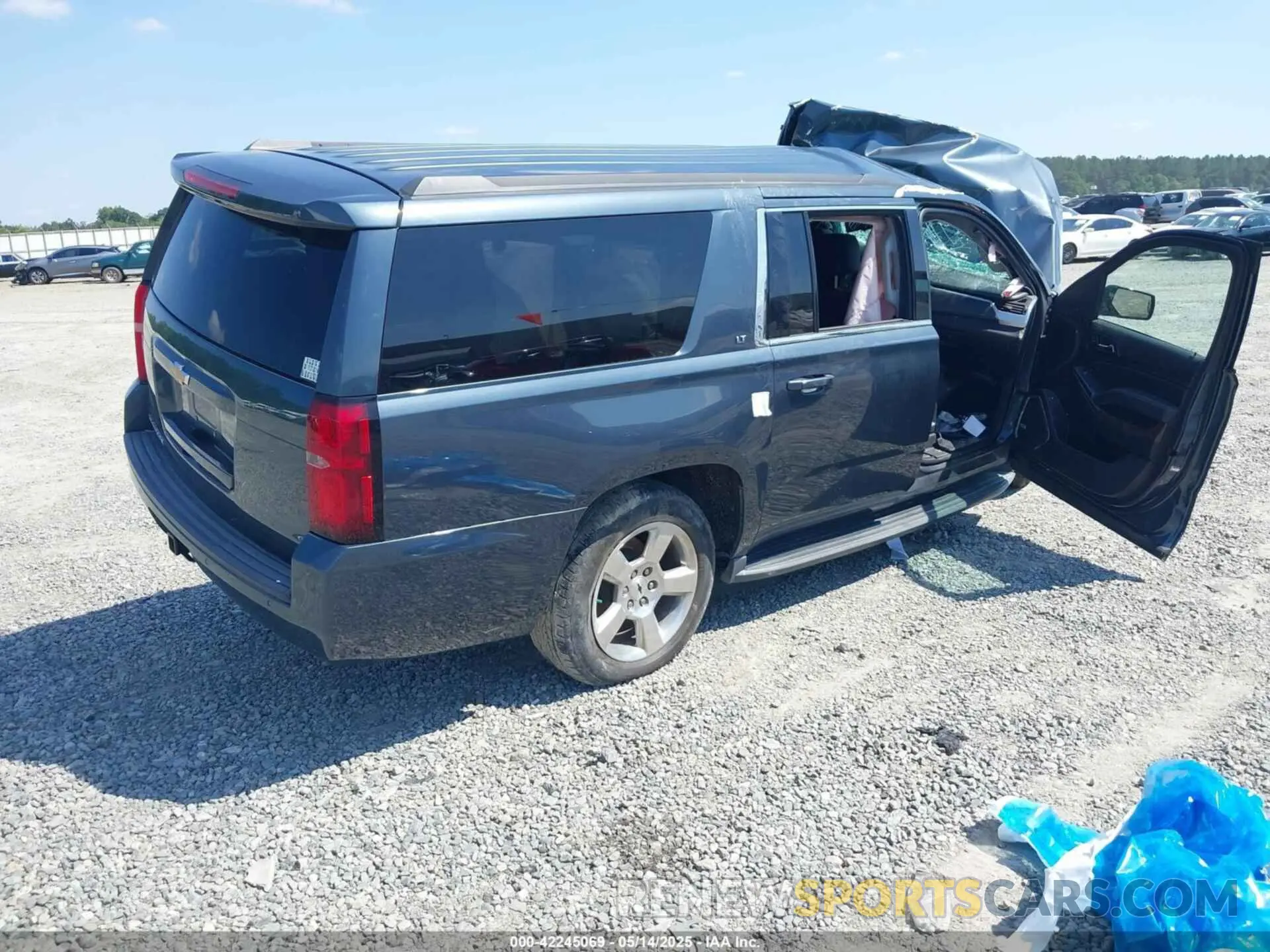 4 Photograph of a damaged car 1GNSKHKC1LR101094 CHEVROLET SUBURBAN 2020