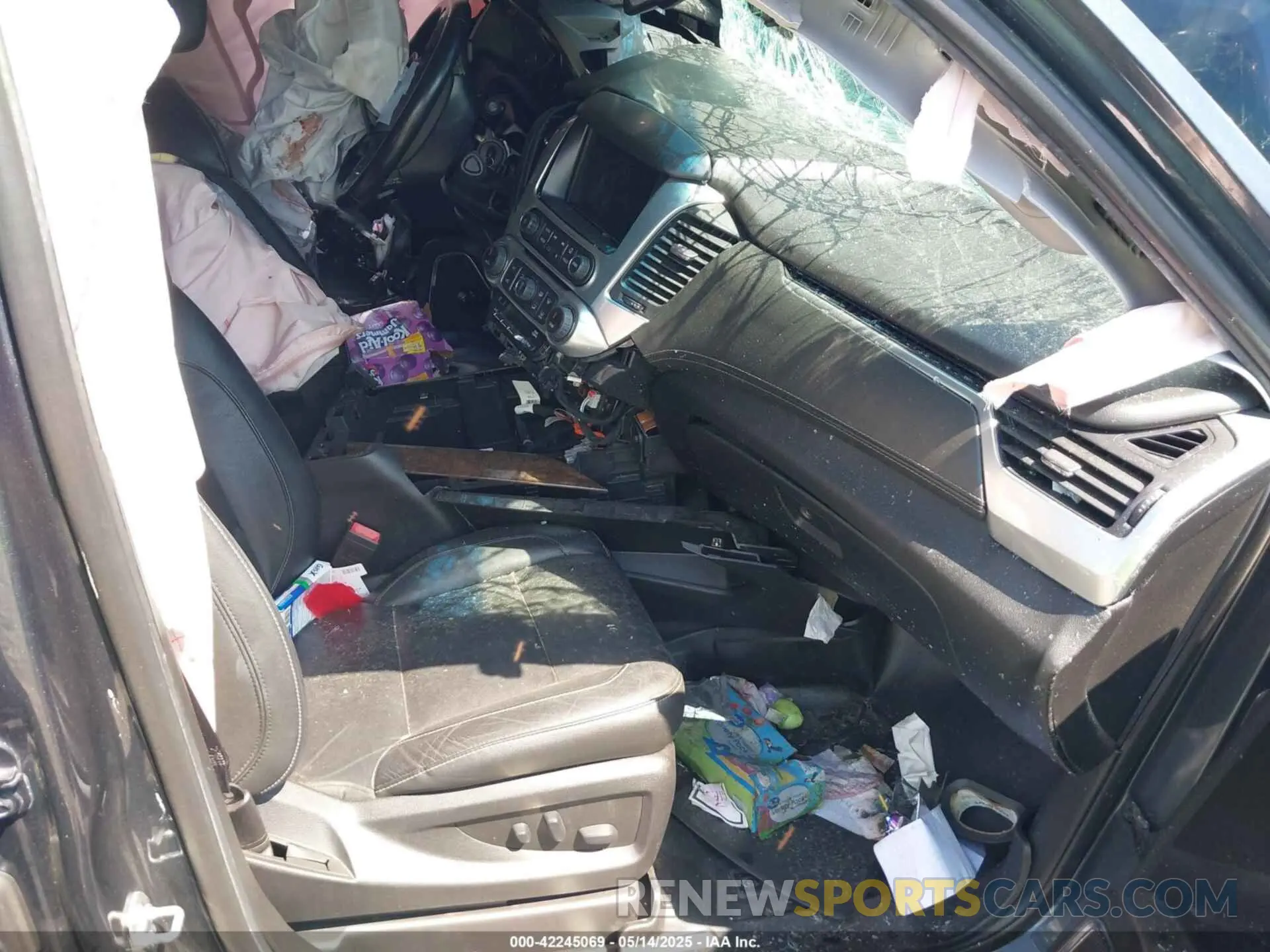5 Photograph of a damaged car 1GNSKHKC1LR101094 CHEVROLET SUBURBAN 2020