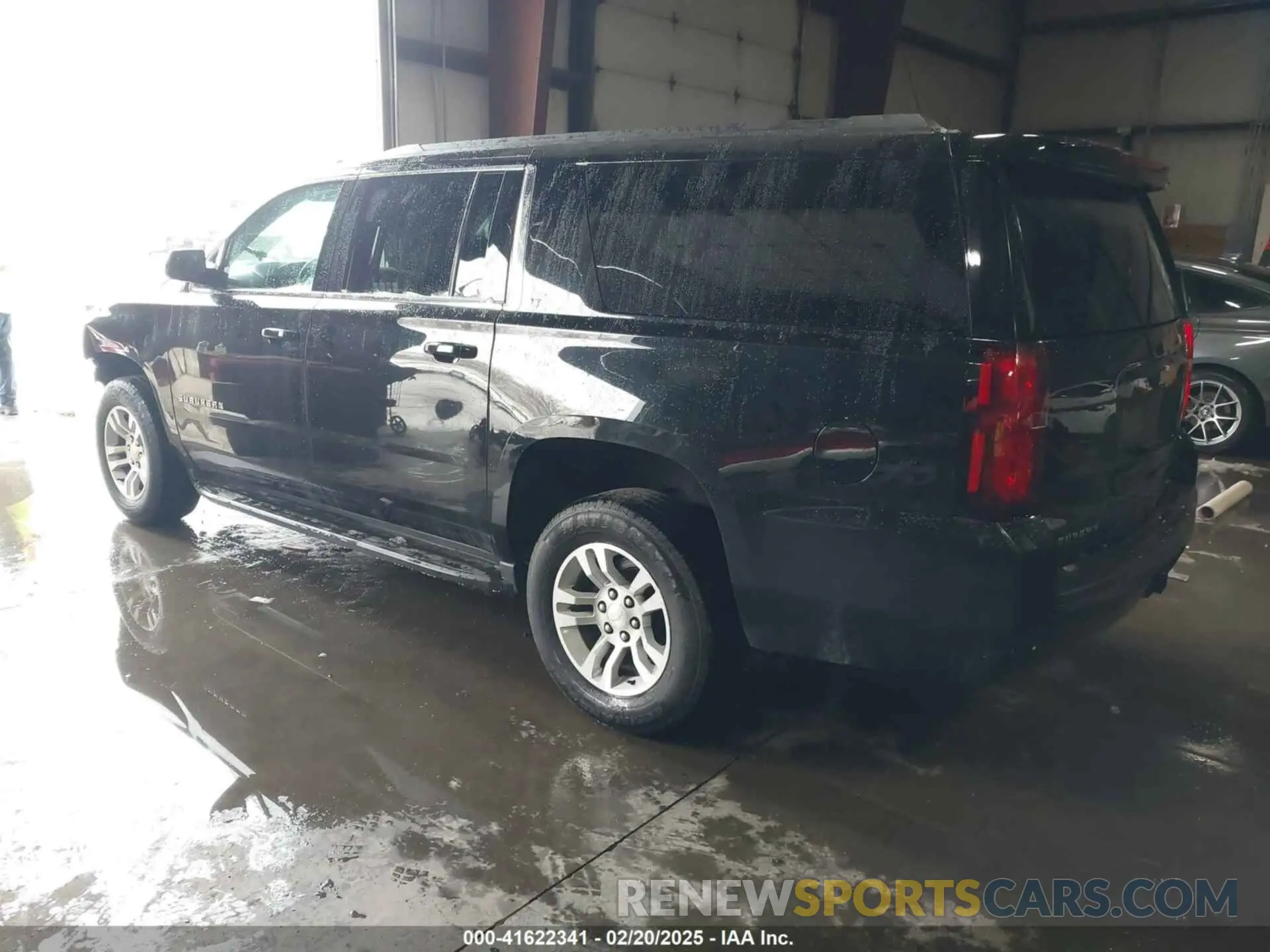 3 Photograph of a damaged car 1GNSKHKC2LR111388 CHEVROLET SUBURBAN 2020
