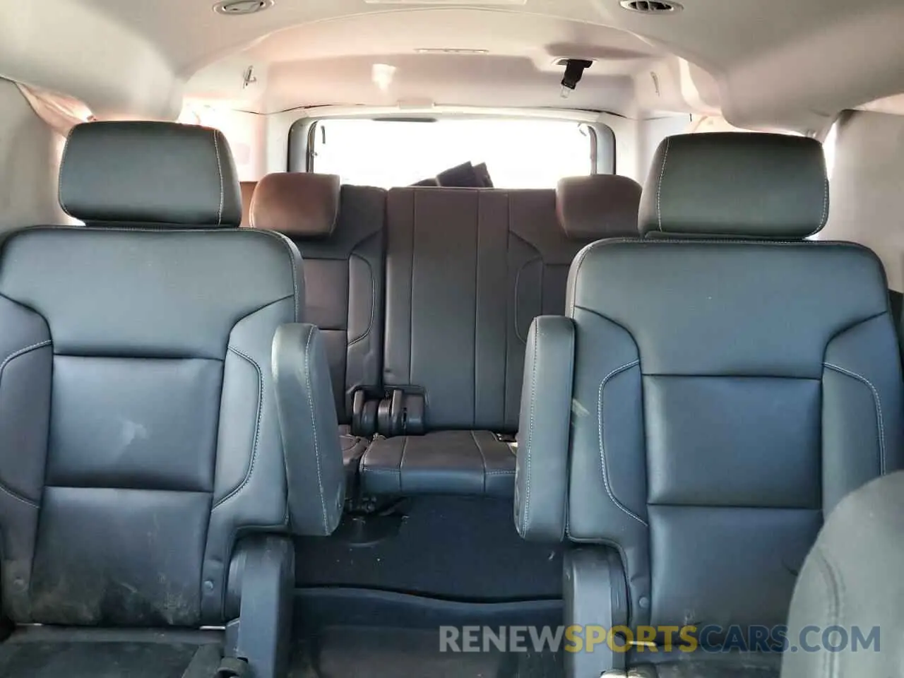 10 Photograph of a damaged car 1GNSKHKC2LR126134 CHEVROLET SUBURBAN 2020