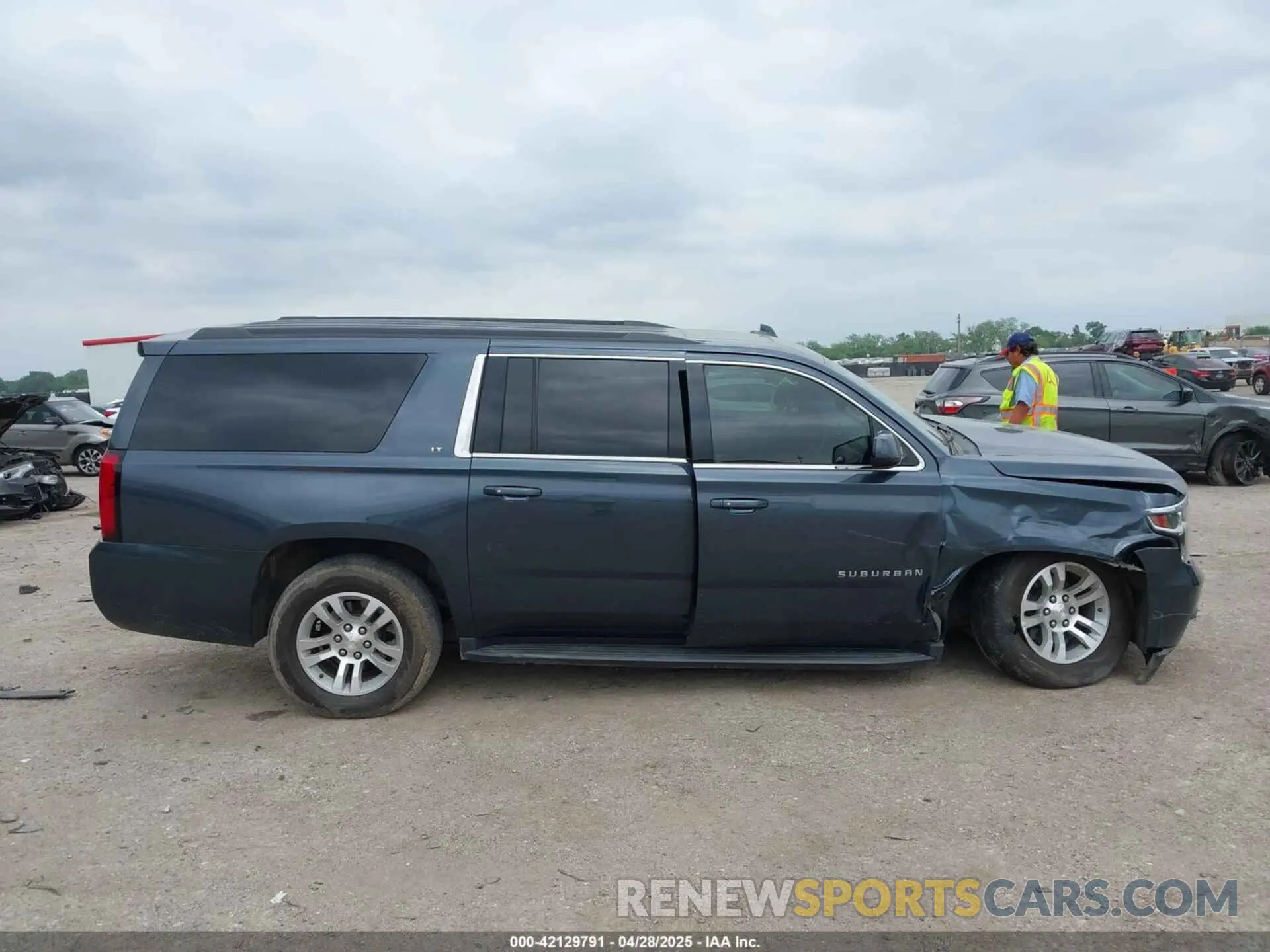 13 Photograph of a damaged car 1GNSKHKC2LR259315 CHEVROLET SUBURBAN 2020