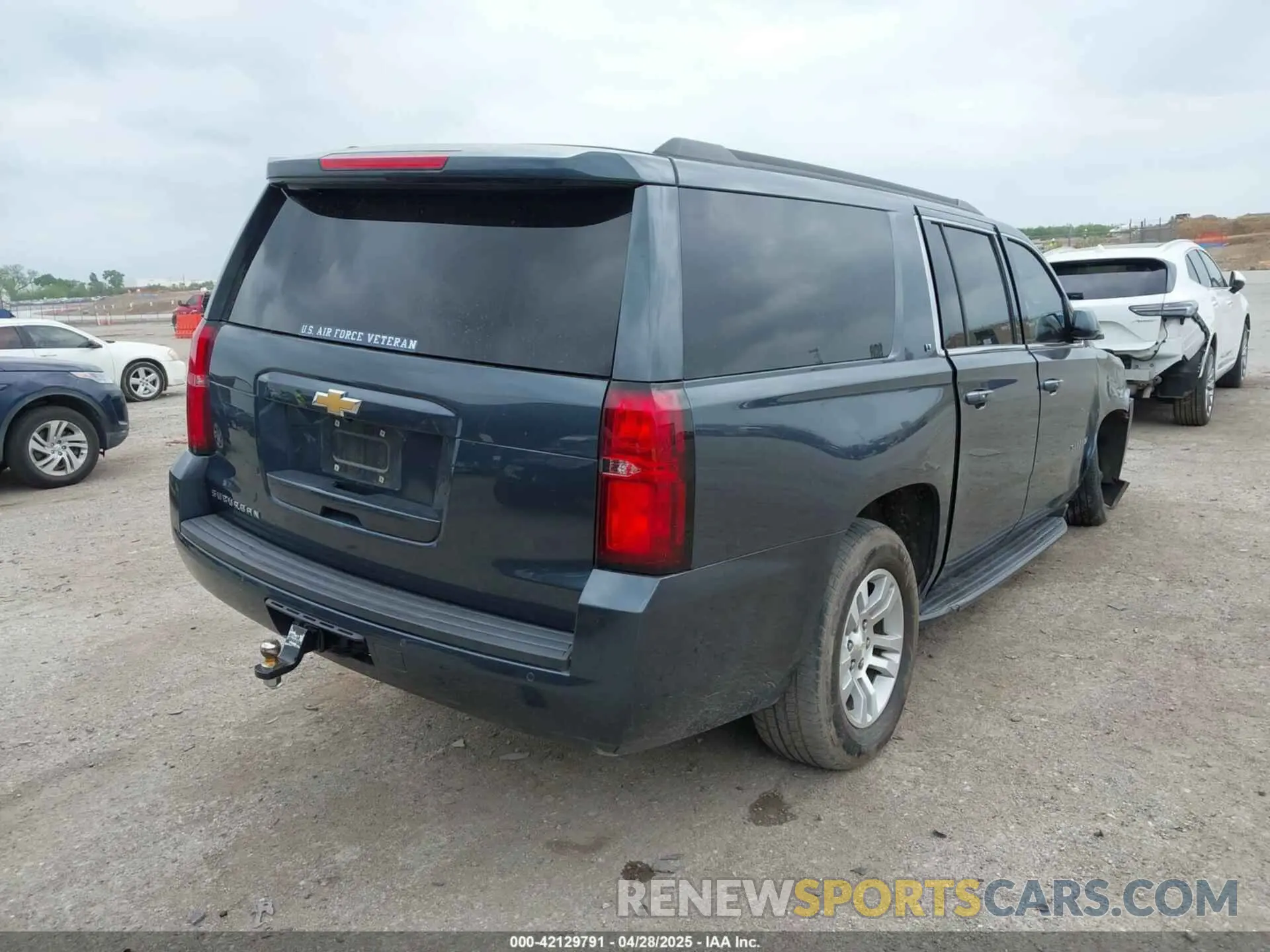 4 Photograph of a damaged car 1GNSKHKC2LR259315 CHEVROLET SUBURBAN 2020