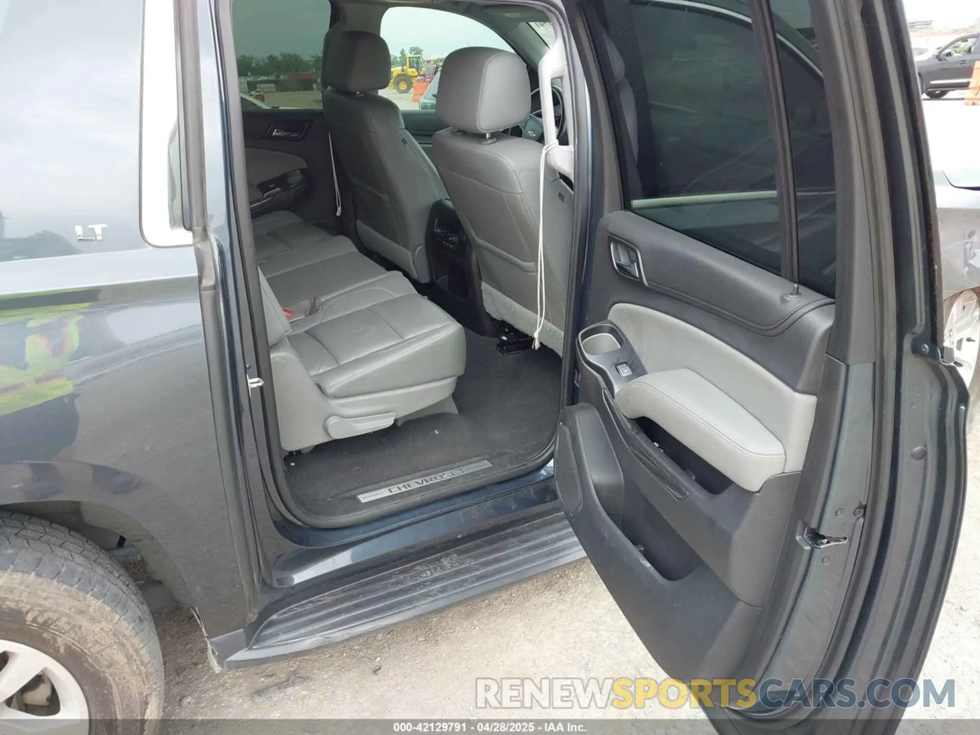 8 Photograph of a damaged car 1GNSKHKC2LR259315 CHEVROLET SUBURBAN 2020
