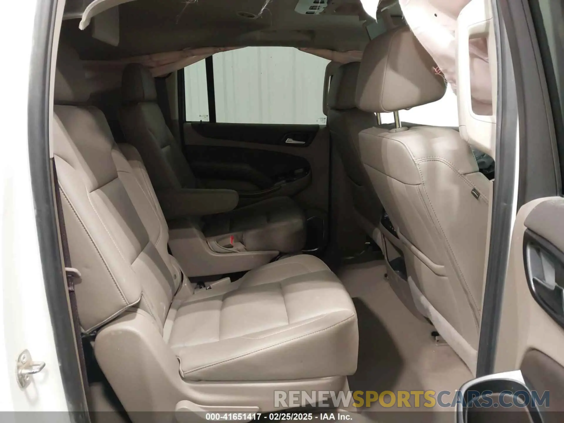 8 Photograph of a damaged car 1GNSKHKC5LR108971 CHEVROLET SUBURBAN 2020