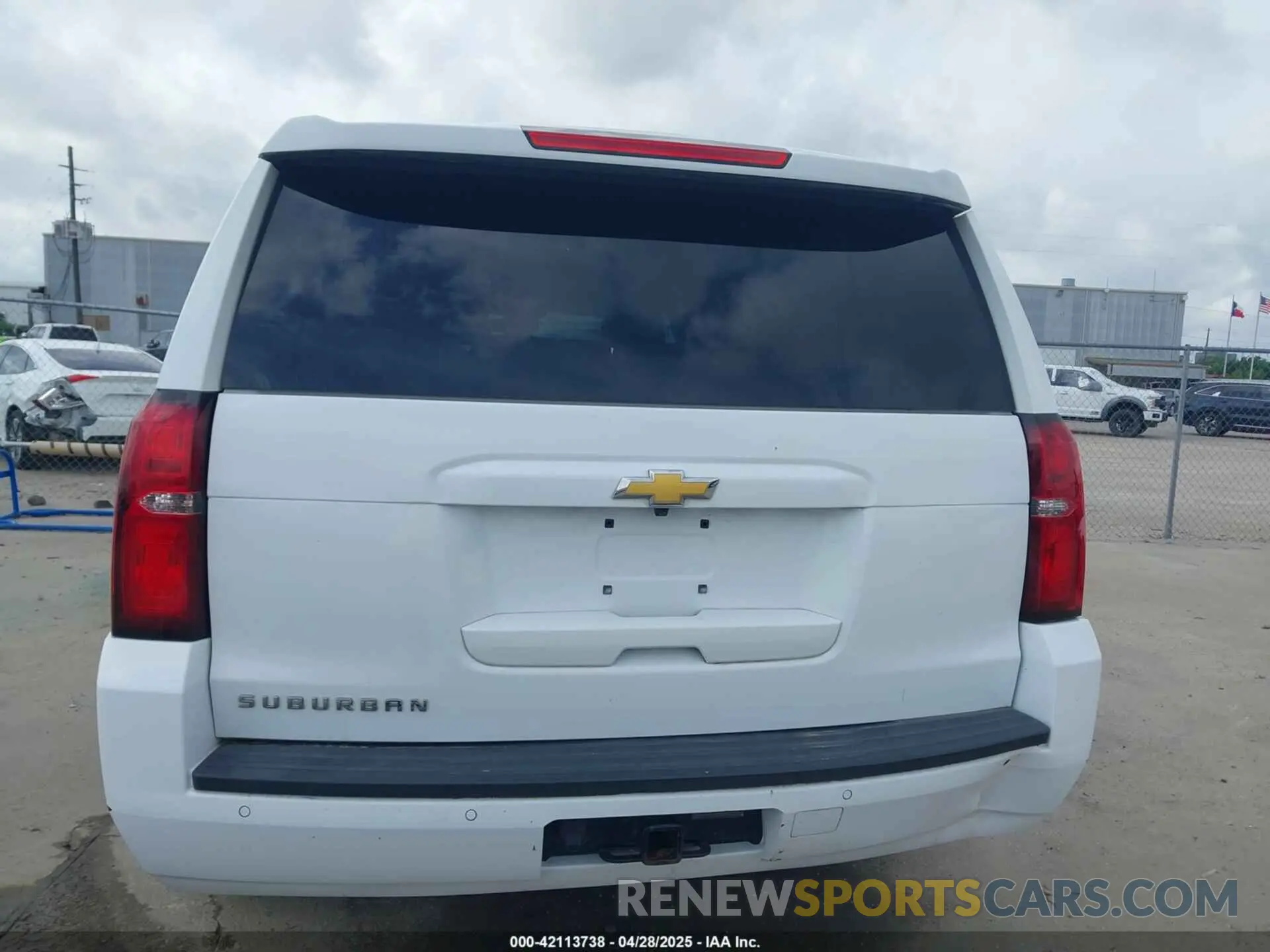 16 Photograph of a damaged car 1GNSKHKC5LR273483 CHEVROLET SUBURBAN 2020