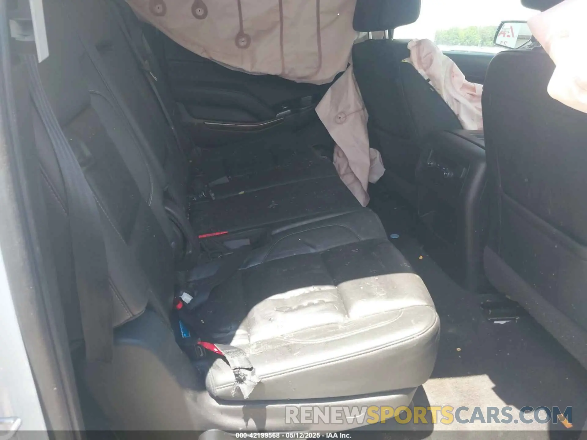 8 Photograph of a damaged car 1GNSKHKC5LR275783 CHEVROLET SUBURBAN 2020