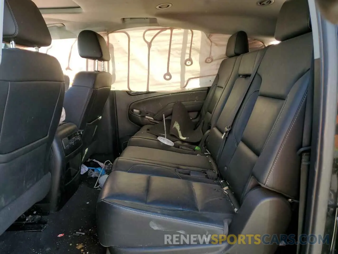 11 Photograph of a damaged car 1GNSKHKC6LR261553 CHEVROLET SUBURBAN 2020