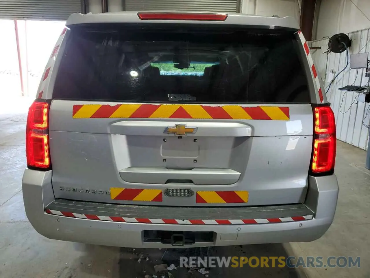 6 Photograph of a damaged car 1GNSKHKC6LR274514 CHEVROLET SUBURBAN 2020