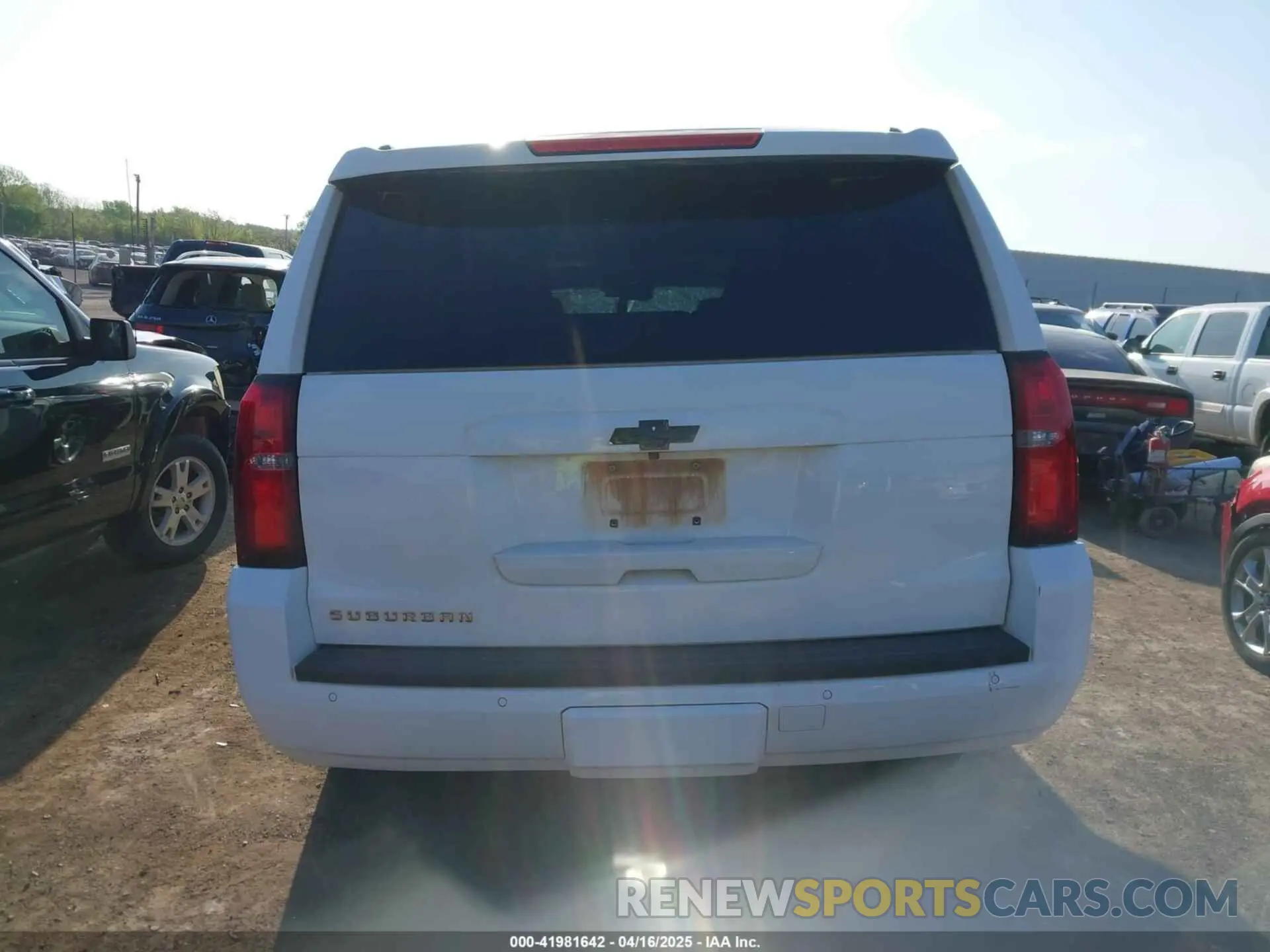 15 Photograph of a damaged car 1GNSKHKC7LR125223 CHEVROLET SUBURBAN 2020