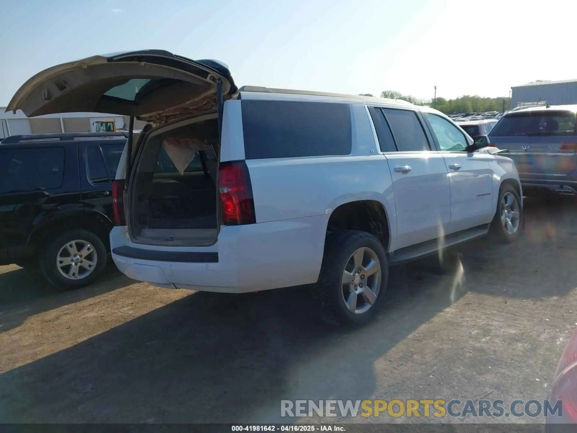 4 Photograph of a damaged car 1GNSKHKC7LR125223 CHEVROLET SUBURBAN 2020
