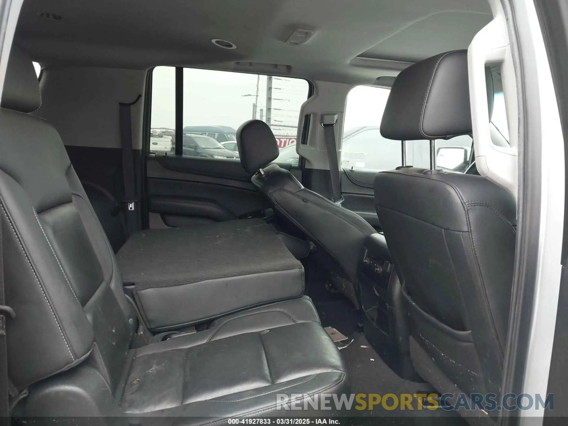 8 Photograph of a damaged car 1GNSKHKC7LR246446 CHEVROLET SUBURBAN 2020