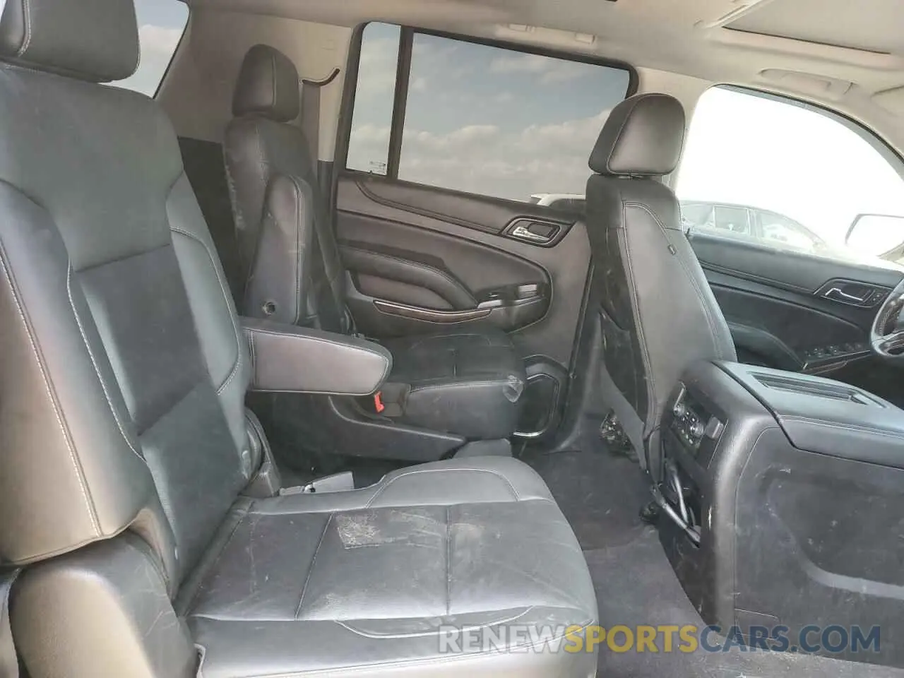 11 Photograph of a damaged car 1GNSKHKC9LR102624 CHEVROLET SUBURBAN 2020