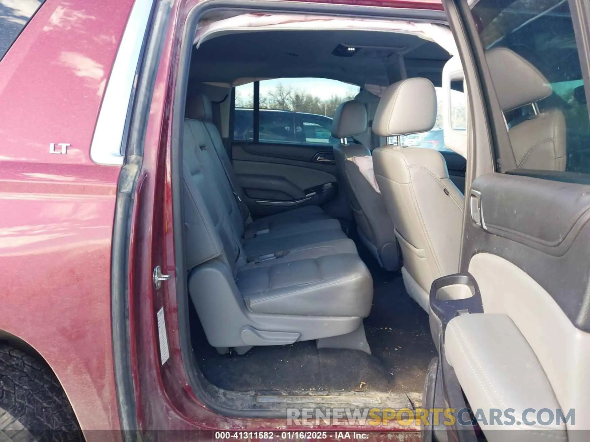 8 Photograph of a damaged car 1GNSKHKC9LR233603 CHEVROLET SUBURBAN 2020