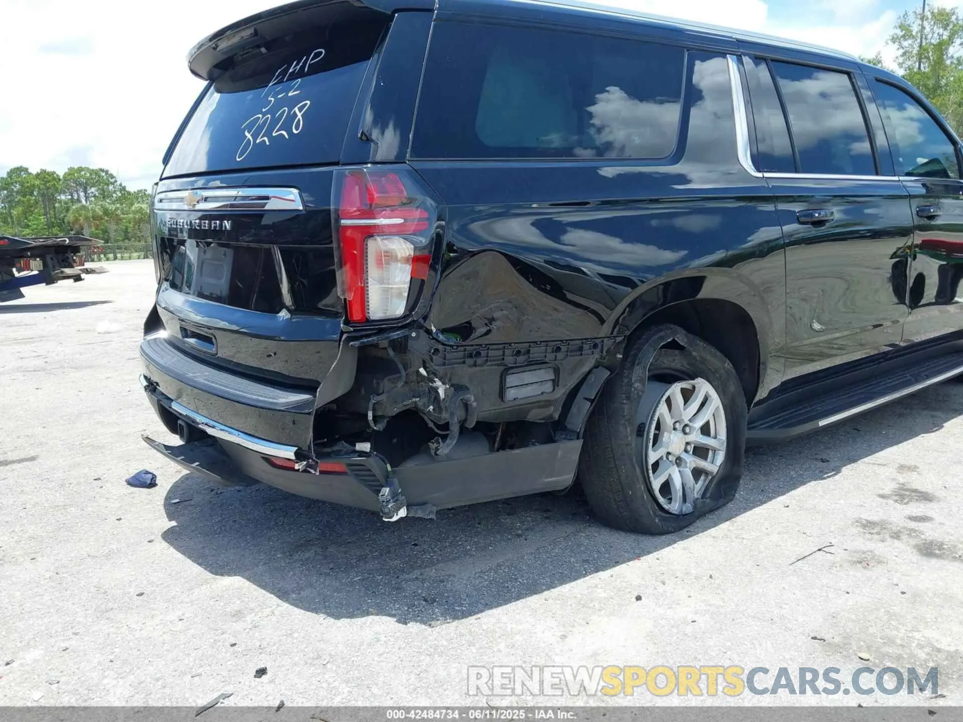 17 Photograph of a damaged car 1GNSCBKD2MR408228 CHEVROLET SUBURBAN 2021