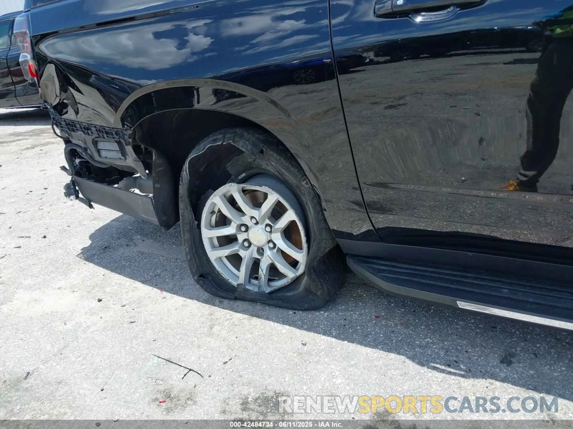 19 Photograph of a damaged car 1GNSCBKD2MR408228 CHEVROLET SUBURBAN 2021