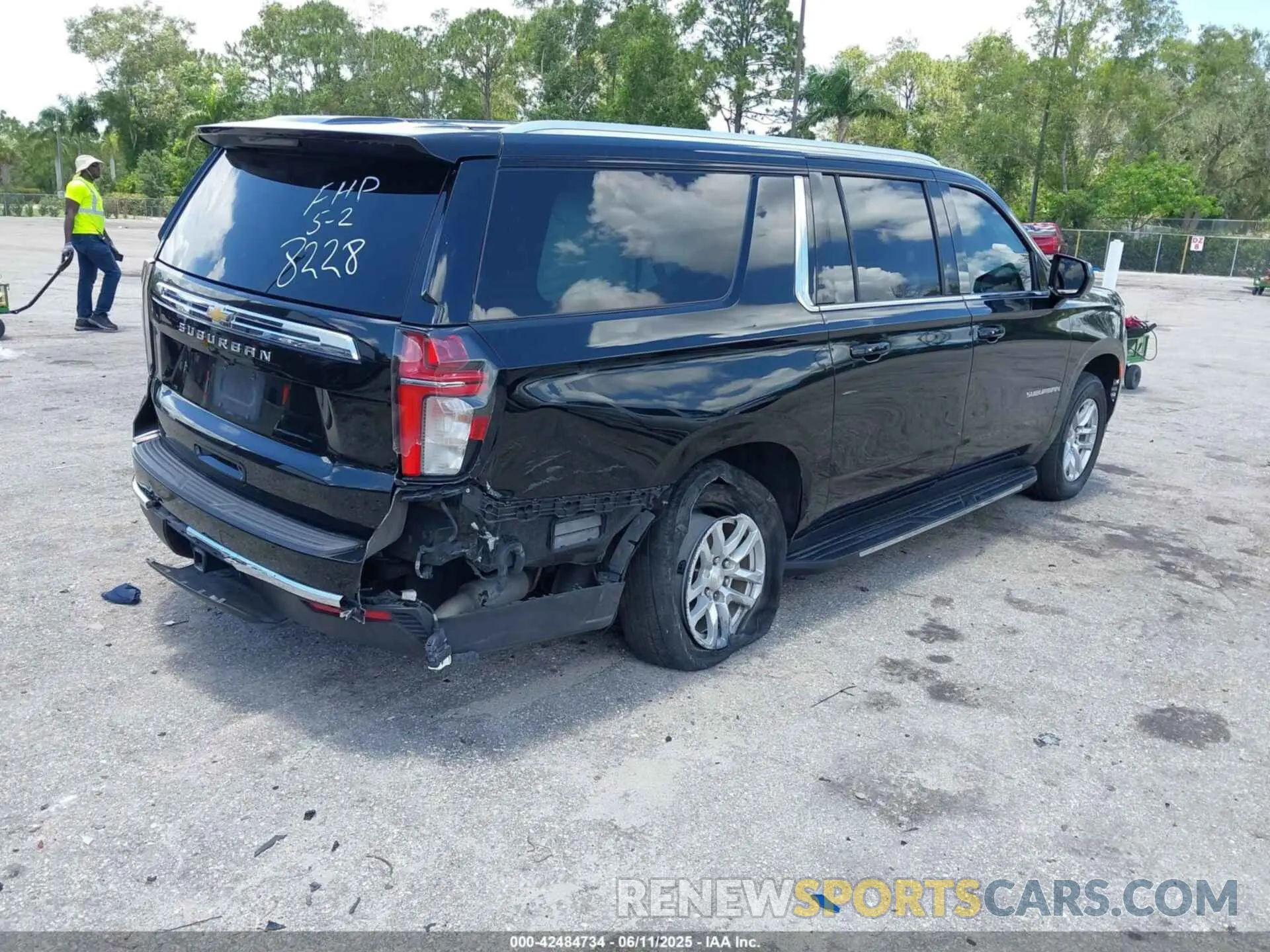 4 Photograph of a damaged car 1GNSCBKD2MR408228 CHEVROLET SUBURBAN 2021