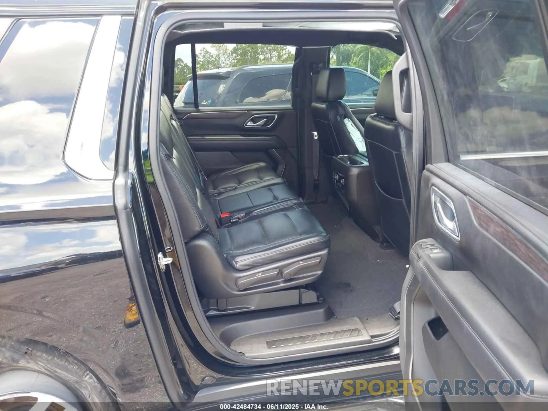 8 Photograph of a damaged car 1GNSCBKD2MR408228 CHEVROLET SUBURBAN 2021