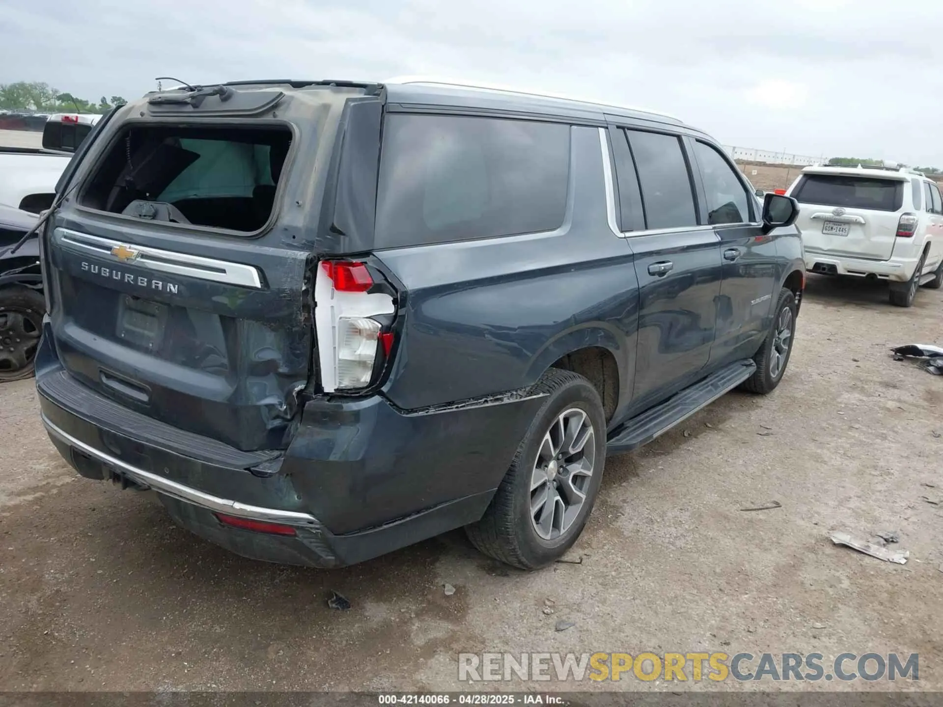 4 Photograph of a damaged car 1GNSCBKD3MR337539 CHEVROLET SUBURBAN 2021