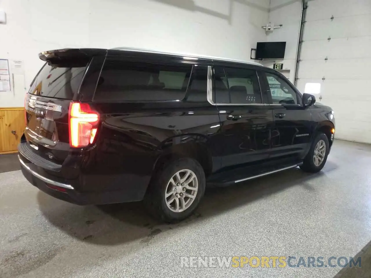 3 Photograph of a damaged car 1GNSKCKD0MR179833 CHEVROLET SUBURBAN 2021