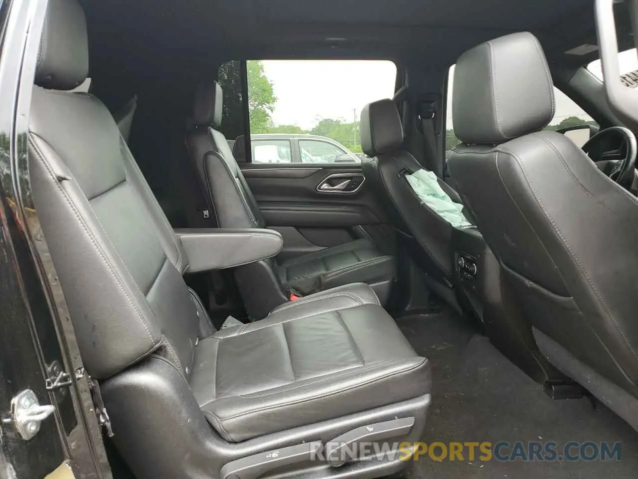 11 Photograph of a damaged car 1GNSKDKD3MR358924 CHEVROLET SUBURBAN 2021