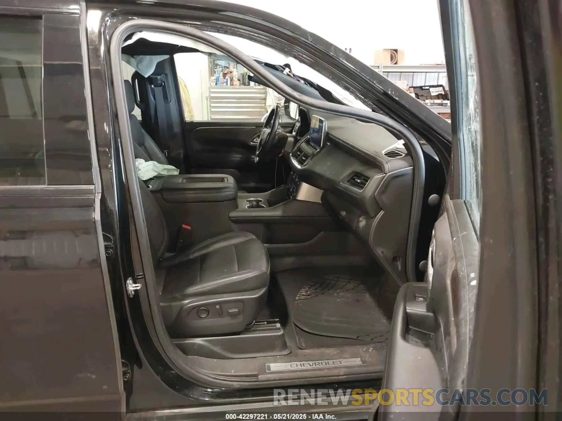 5 Photograph of a damaged car 1GNSKDKD4MR379877 CHEVROLET SUBURBAN 2021